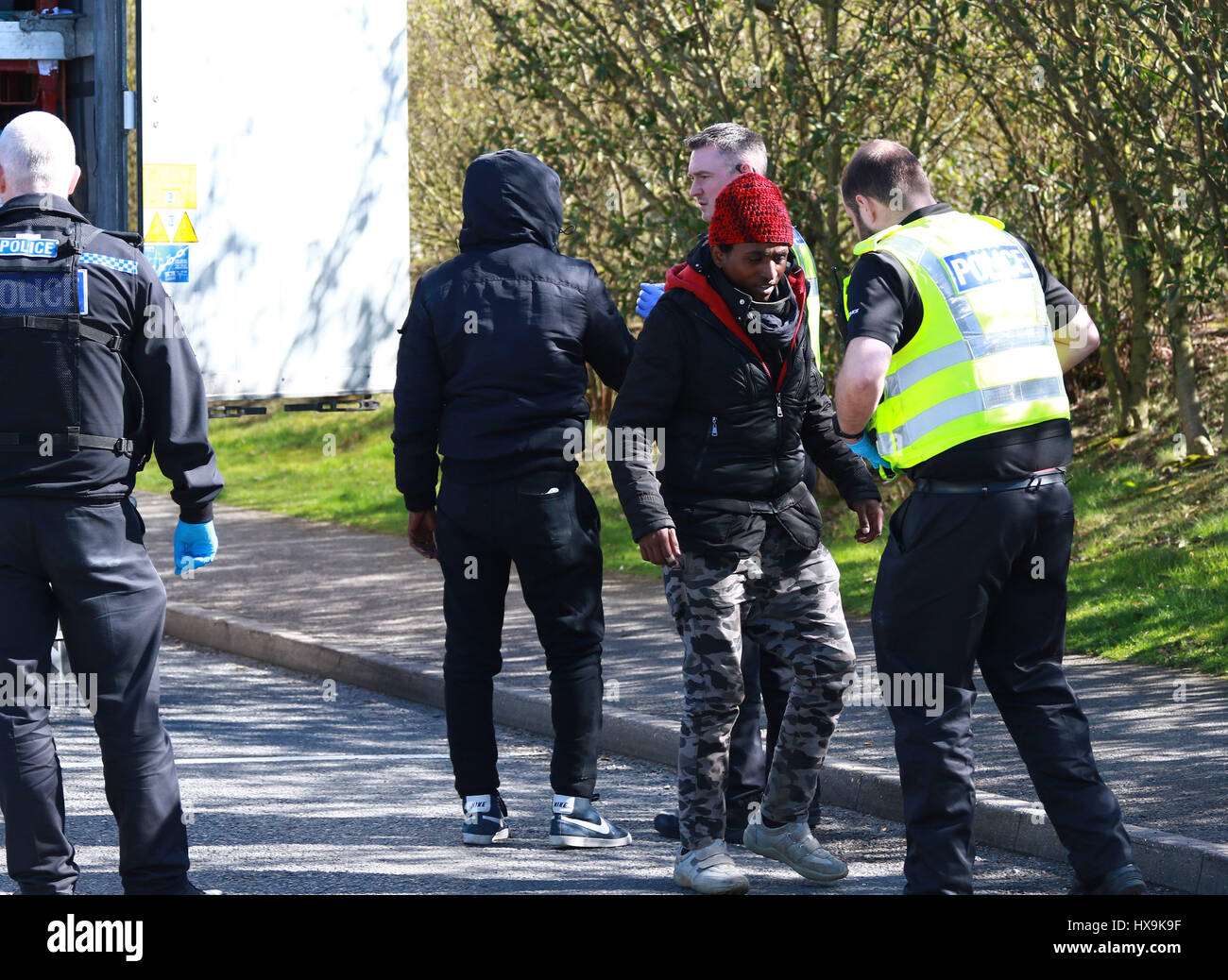 Peterborough, UK. 25. März 2017. Illegale Einwanderer. Peterborough, Cambridgeshire. 25. März 2017. Cambridgeshire Polizei hielt einen LKW aus der Tschechischen Republik, nachdem der Fahrer sie rief zu ihnen sagen, dass er dachte, es könnte Menschen im Inneren. Die Polizei fand 3 Männer, die ihre Reise in Eritrea, Ost-Afrika begonnen. Ihre illegale Reise beendet in Peterborough, Cambridgeshire. Bildnachweis: Paul Marriott/Alamy Live-Nachrichten Stockfoto