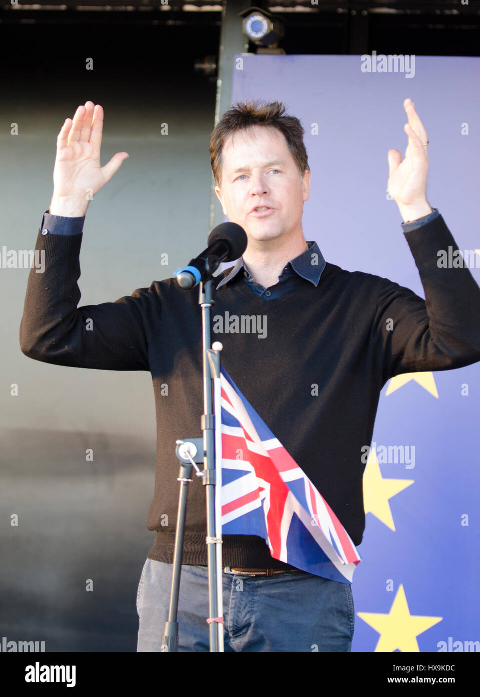 London, UK 25. März 2017 Nick Clegg MP für die Sheffield Hallam University, ehemaliger Führer der Liberaldemokraten und stellvertretender Ministerpräsident, befasst sich das Publikum bei den Vereinen für Europa Demonstration Parliament Square, London Anti Brexit Demonstration. 25. März 2017 Kredit: Prixpics/Alamy Live-Nachrichten Stockfoto