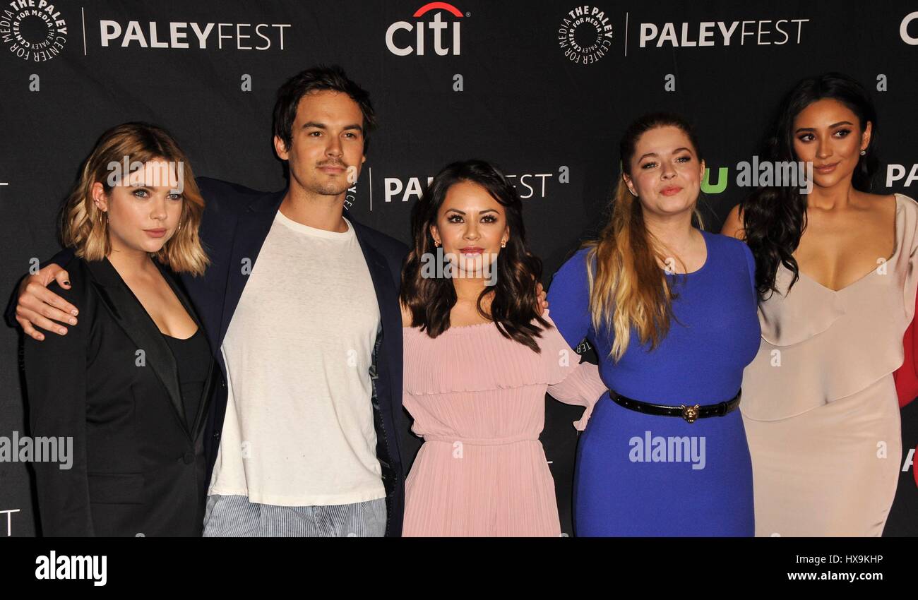 Los Angeles, CA, USA. 25. März 2017. Ashley Benson, Tyler Blackburn, Janel Parrish, Sasha Pieterse, Shay Mitchell in Anwesenheit für PRETTY LITTLE LIARS am 34th Annual Paleyfest Los Angeles, der Dolby Theater in Hollywood und Highland Center, Los Angeles, CA 25. März 2017. Bildnachweis: Elizabeth Goodenough/Everett Collection/Alamy Live-Nachrichten Stockfoto
