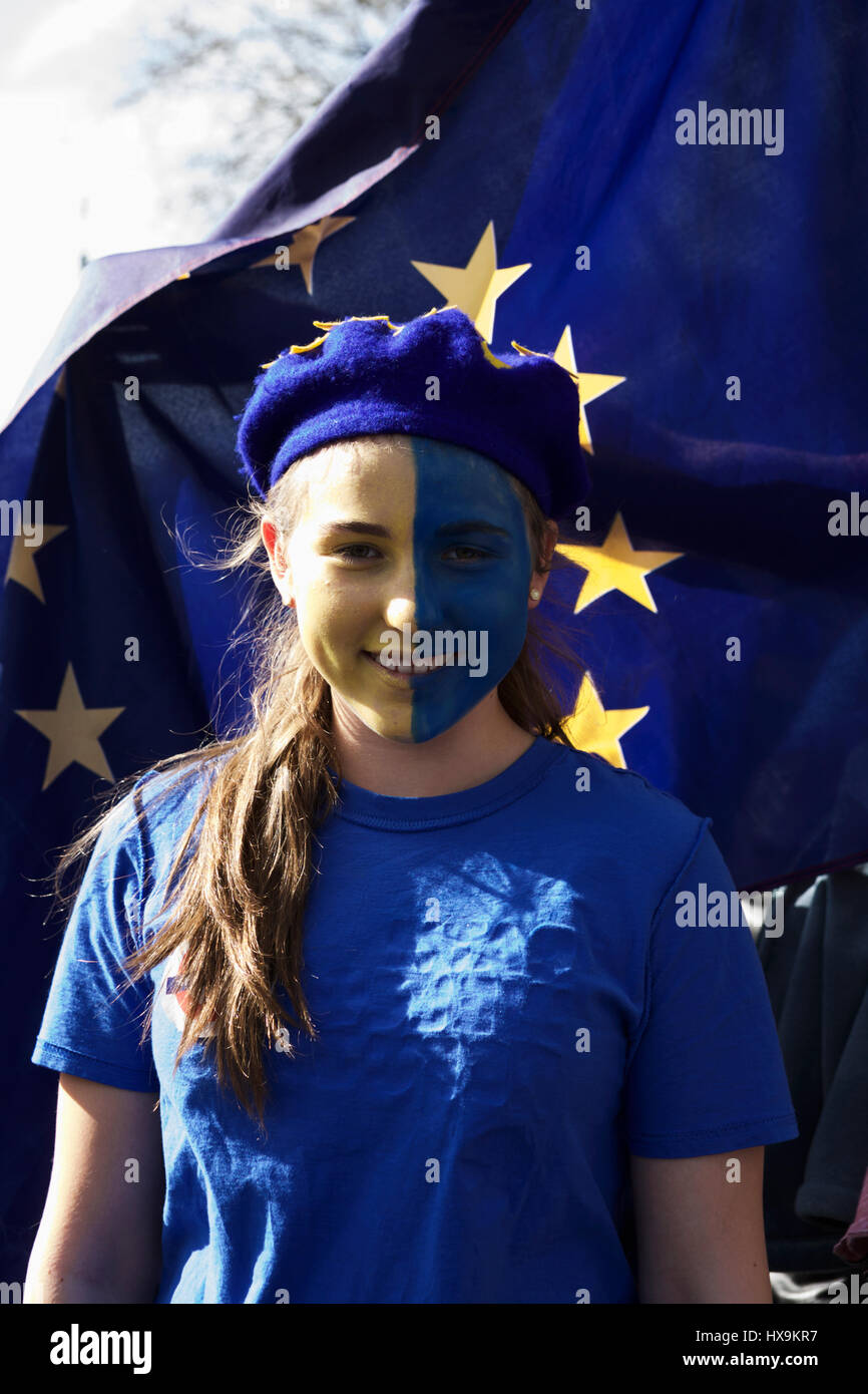 London, Großbritannien. 25. März 2017. Unite für Europa organisierte eine Pro-EU-März in London. Anti-BREXIT Demonstranten März von Park Lane, Parliament Square. Eine Sprache zu lernen. Das Lernen einer zweiten Sprache. Sprachkurs. Language School. Europäische Union, Europäische Bildung. Sprachen lernen in Europa. Europäische Sprache. Stockfoto