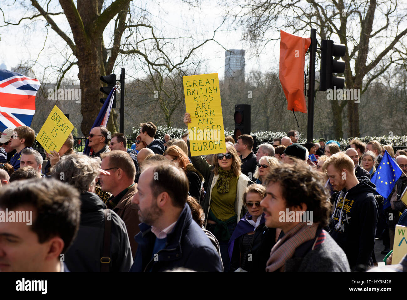 London, UK. 25. März 2017. Mutter Demonstrant trägt eine Plakat-Lesung: "Große britische Kinder sind geboren und aufgewachsen In Europa" während der Unite für Europa März in London. Tausende von Demonstranten marschierten durch zentrale London protestieren gegen Austritt während des 60. Jahrestages der EU, kurz vor der Theresa May ausgelöst Artikel 50. Bildnachweis: ZEN - Zaneta Razaite/Alamy Live-Nachrichten Stockfoto