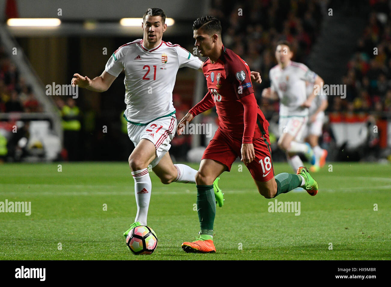 Portugal, Lissabon, 25. März 2017 - WM-Quali: PORTUGAL x Ungarn - Barnab‡s Bese (L) folgt Andre Silva (D) während der FIFA WM Russland 2018 Qualifikation Gruppe B Spiel zwischen Portugal und Ungarn, im Est‡dio da Luz am 25. März 2017 in Lissabon, Portugal. Bildnachweis: Bruno de Carvalho/Alamy Live News Stockfoto