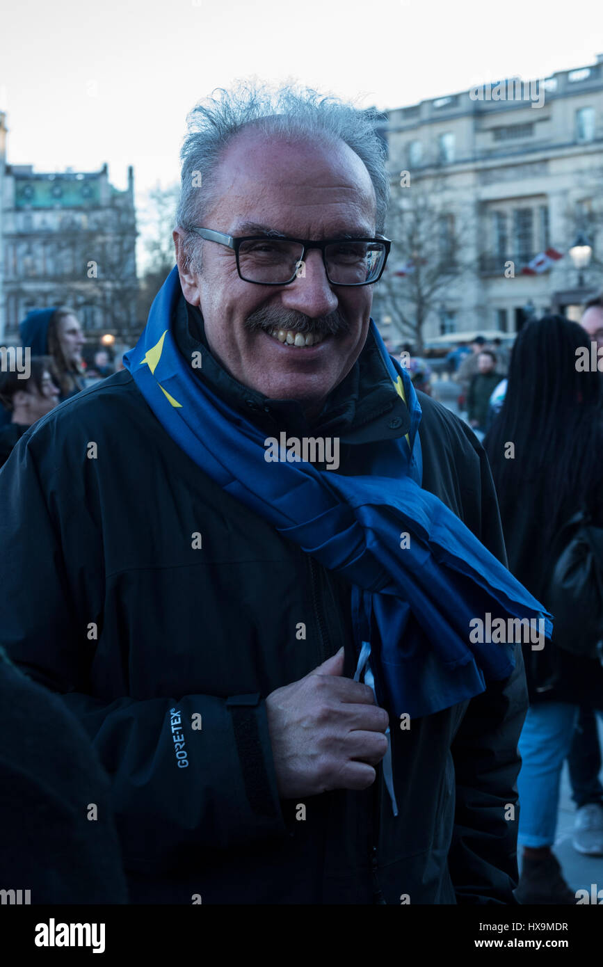 Eine glückliche Demonstrant tragen die Europaflagge als Schal vor Trafalgar Square (London, UK) während der Vereinten Europa März am 25. März 2017. Bildnachweis: Hannah Alexa Geller/Alamy Live-Nachrichten Stockfoto