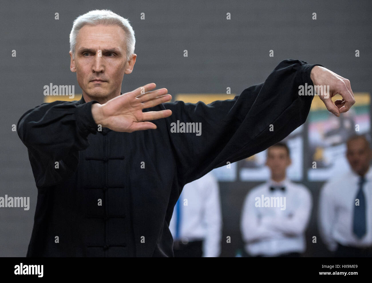 (170326)--VILNIUS, 26. März 2017 (Xinhua)--ein Alter Mann führt Tai Ji am dritten litauischen Wushu Meisterschaft in Vilnius, Litauen am 25. März 2017. (Xinhua/Alfredas Pliadis) Stockfoto