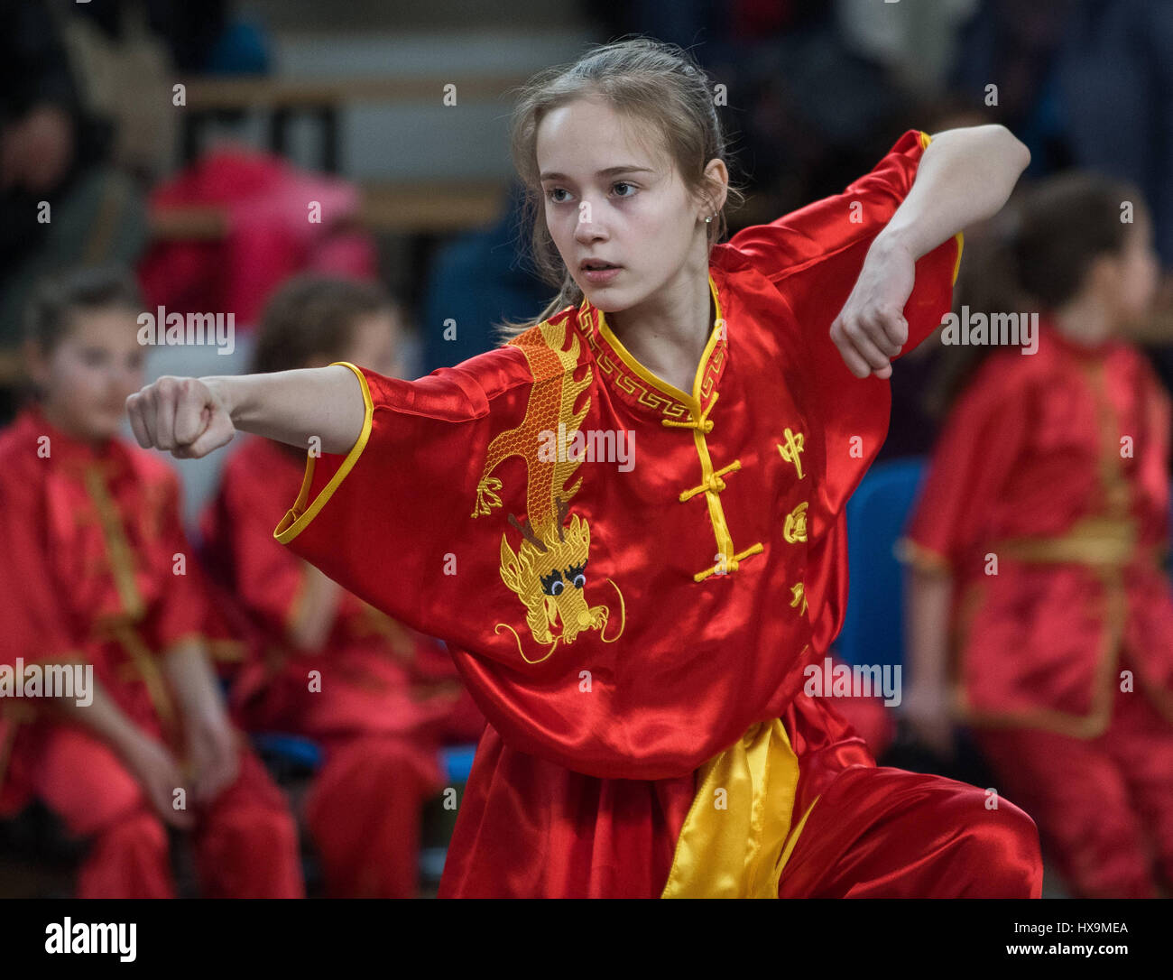 (170326)--VILNIUS, 26. März 2017 (Xinhua)--eine Sportlerin konkurriert bei der dritten litauischen Open Wushu Meisterschaft in Vilnius, Litauen am 25. März 2017. (Xinhua/Alfredas Pliadis) Stockfoto