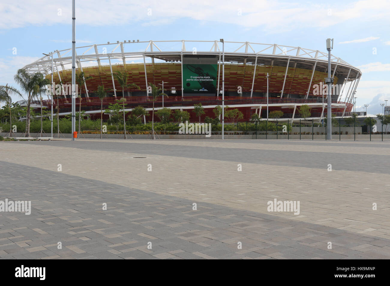 Tennis-Stadion erhielt Landschafts-Projekt und umliegenden Erholungsgebiete von der Bevölkerung in den Olympischen Vermächtnis verwendet werden. Gebaut, um die meisten Wettbewerbe bei den Olympischen Spielen 2016 in Rio host, Olympiapark in ein Erholungsgebiet umgewandelt worden und steht unter der Leitung des brasilianischen Bundes Ministerium für Sport. Die Website bleibt jedoch meistens leer, weil nur wenige Menschen den Raum wegen des Mangels an Struktur verwenden. Es gibt keine öffentlichen Toiletten oder Trinkbrunnen für Nutzung durch die Öffentlichkeit und nicht einmal Plätze zum Essen wie Foodtrucks oder Snack-Bars. Trotzdem ist der Ort sehr w Stockfoto