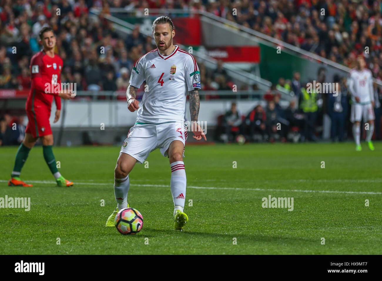 25. März 2017. Lissabon, Portugal. Ungarns Verteidiger Tamas Kadar (4) während der FIFA-WM-Qualifikation 2018 zwischen Portugal und Ungarn Credit: Alexandre de Sousa/Alamy Live News Stockfoto