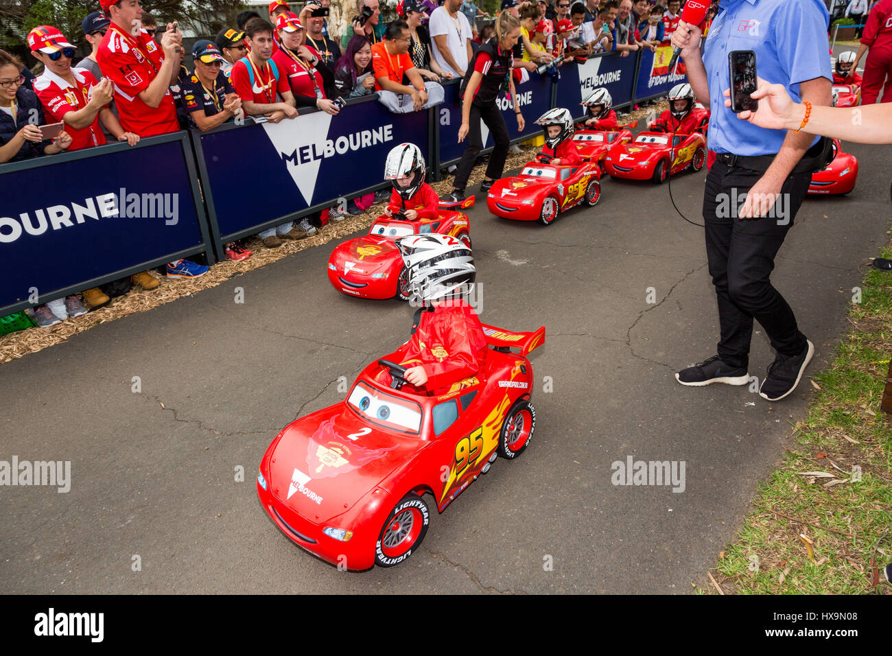 Melbourne, Australien. 26. März 2017.  Professionelle Mini F1-Fahrer kämpfen die Startlinie während der 2017 Formel 1 Rolex Australian Grand Prix, Australien am 26. März 2017. Bildnachweis: Dave Hewison Sport/Alamy Live-Nachrichten Stockfoto