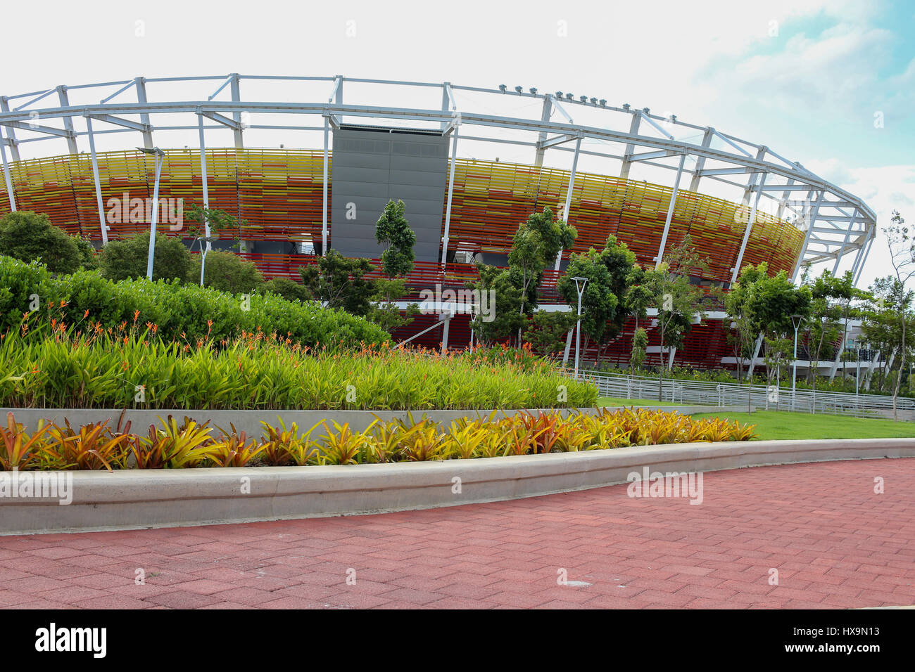 Tennis-Stadion erhielt Landschafts-Projekt und umliegenden Erholungsgebiete von der Bevölkerung in den Olympischen Vermächtnis verwendet werden. Gebaut, um die meisten Wettbewerbe bei den Olympischen Spielen 2016 in Rio host, Olympiapark in ein Erholungsgebiet umgewandelt worden und steht unter der Leitung des brasilianischen Bundes Ministerium für Sport. Die Website bleibt jedoch meistens leer, weil nur wenige Menschen den Raum wegen des Mangels an Struktur verwenden. Es gibt keine öffentlichen Toiletten oder Trinkbrunnen für Nutzung durch die Öffentlichkeit und nicht einmal Plätze zum Essen wie Foodtrucks oder Snack-Bars. Trotzdem ist der Ort sehr w Stockfoto