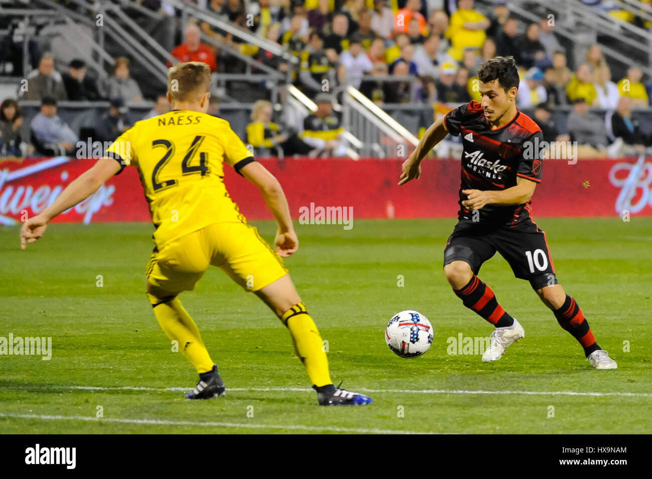 Columbus, USA. 25. März 2017. Portland Timbers Mittelfeldspieler Sebastian Blanco (10) versucht, dem Ball Bast Columbus Crew SC Verteidiger Nicolai Naess (24) in der zweiten Hälfte des Spiels zwischen Portland Timbers und SC Columbus Crew Stadium MAPFRE in Columbus OH tragen. Samstag, 25. März 2017. Endstand - Columbus Crew SC 3 - Portland Timbers 2. Bildnachweis: Dorn Byg/CSM/Alamy Live-Nachrichten Stockfoto