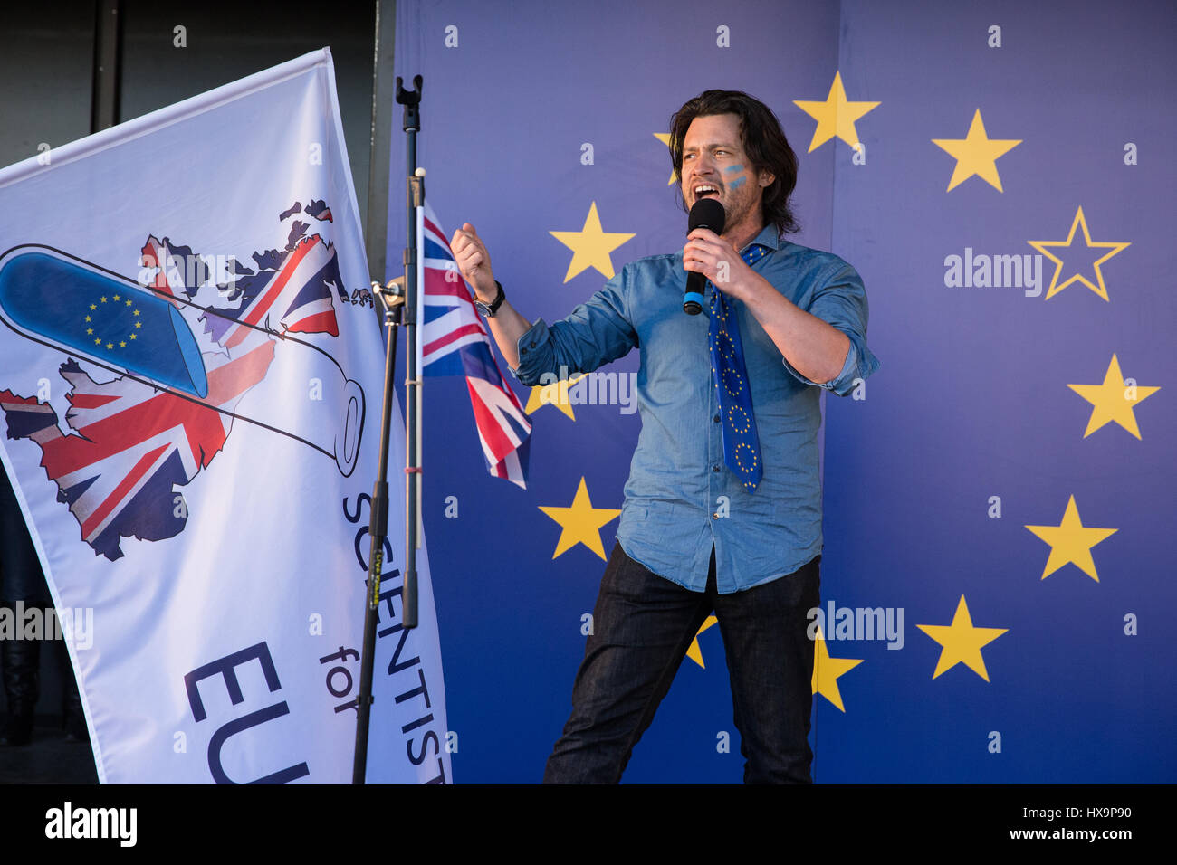 London, UK. 25. März 2017. Dr. Mike Galsworthy von Wissenschaftlern für die EU befasst sich Zehntausende von Pro-EU-Aktivisten auf dem Marsch für Europa. Bildnachweis: Mark Kerrison/Alamy Live-Nachrichten Stockfoto