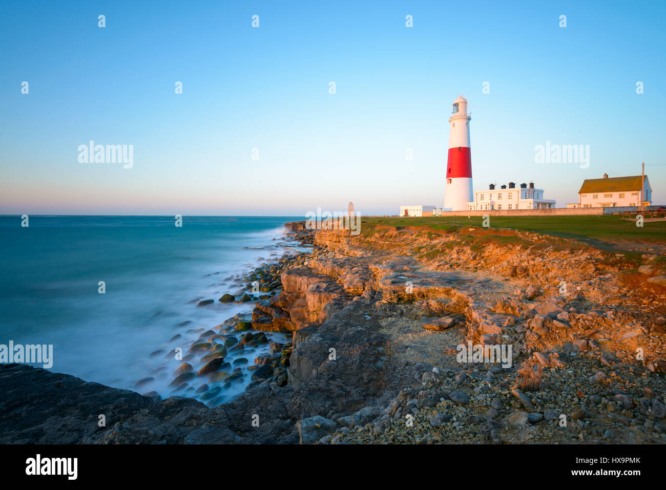 Portland Bill, Dorset, UK. 26. März 2017. Eine knackige bunte windigen Sonnenaufgang aus Portland Bill am Mothering Sunday und der erste Tag von BST.  © Dan Tucker/Alamy Live-Nachrichten Stockfoto