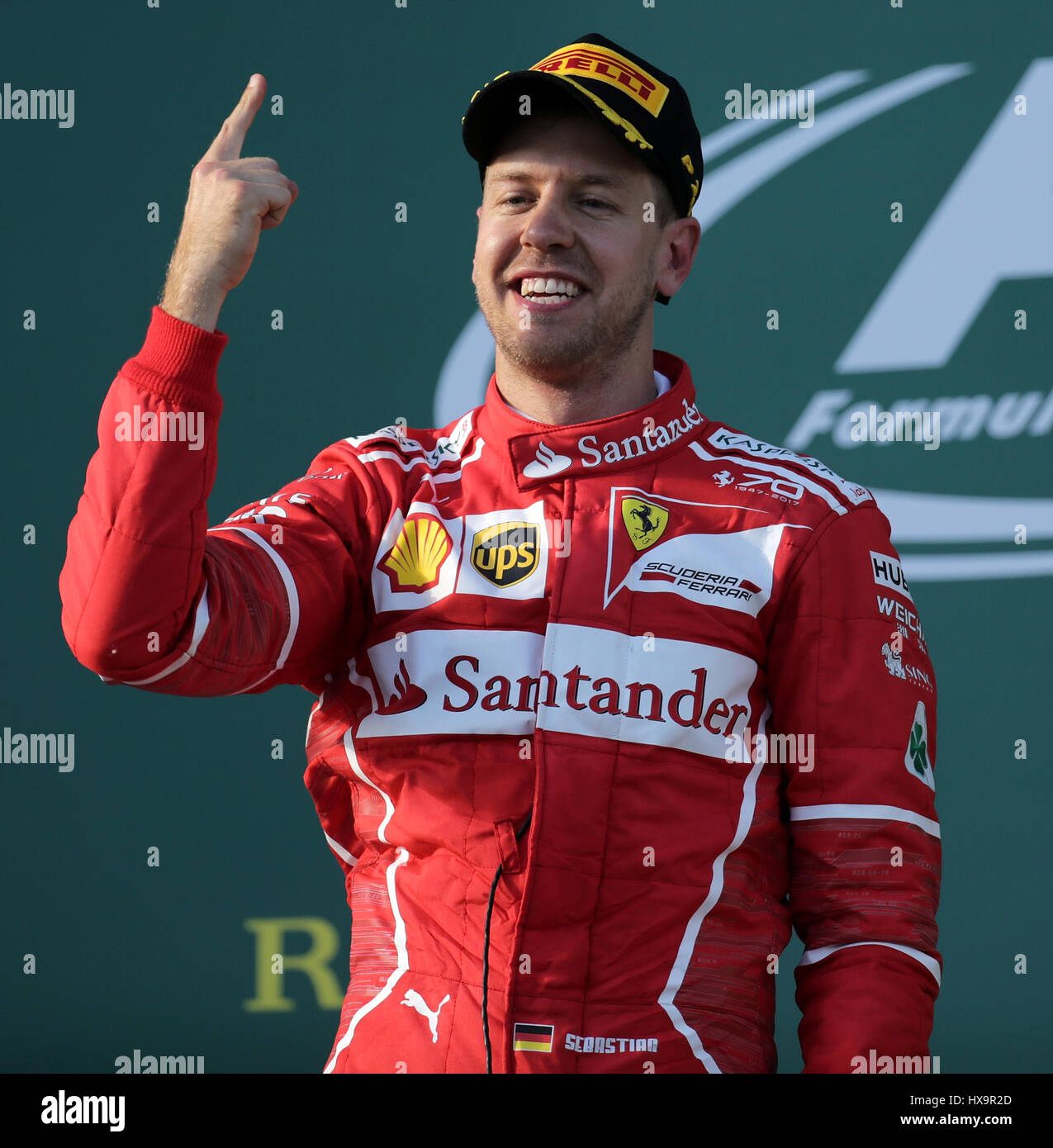 Melbourne, Australien. 26. März 2017.  Formel 1 Rolex Australian Grand Prix, 23. -26.03.2017 Podium in Melbourne: Sieger Sebastian Vettel (GER #5), Scuderia Ferrari, 2. Platz Für Lewis Hamilton (GB #44), Mercedes AMG Petronas Formula One Team, 3. Platz Für Valtteri Bottas (FIN #77), Mercedes AMG Petronas Formula One Team Credit: Cronos/Alamy Live News Stockfoto