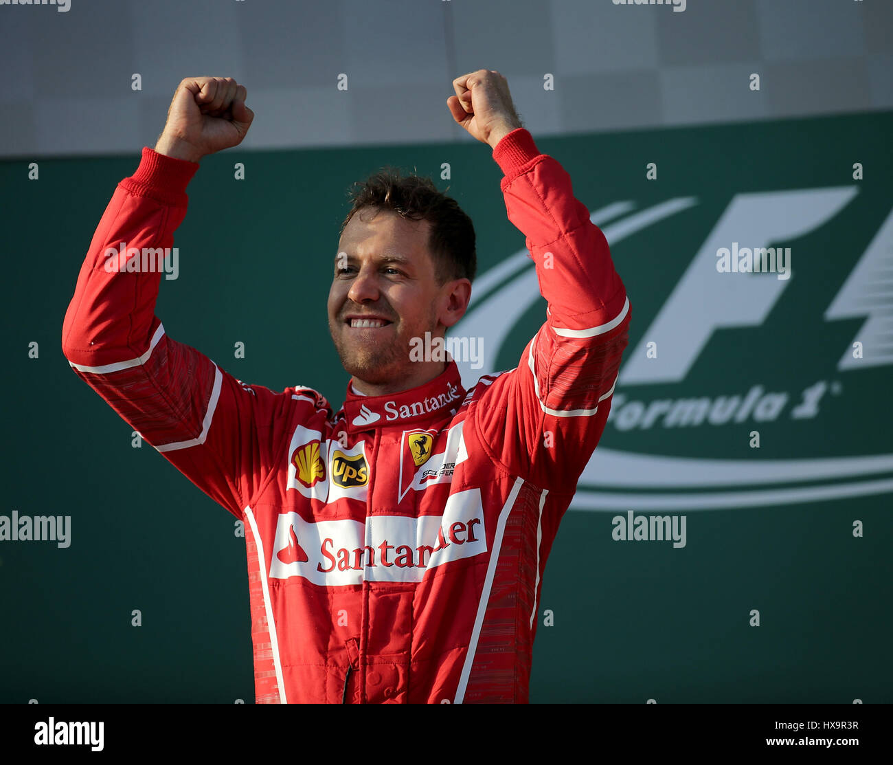 Melbourne, Australien. 26. März 2017.  Formel 1 Rolex Australian Grand Prix, 23. -26.03.2017 Podium in Melbourne: Sieger Sebastian Vettel (GER #5), Scuderia Ferrari, 2. Platz Für Lewis Hamilton (GB #44), Mercedes AMG Petronas Formula One Team, 3. Platz Für Valtteri Bottas (FIN #77), Mercedes AMG Petronas Formula One Team Credit: Cronos/Alamy Live News Stockfoto