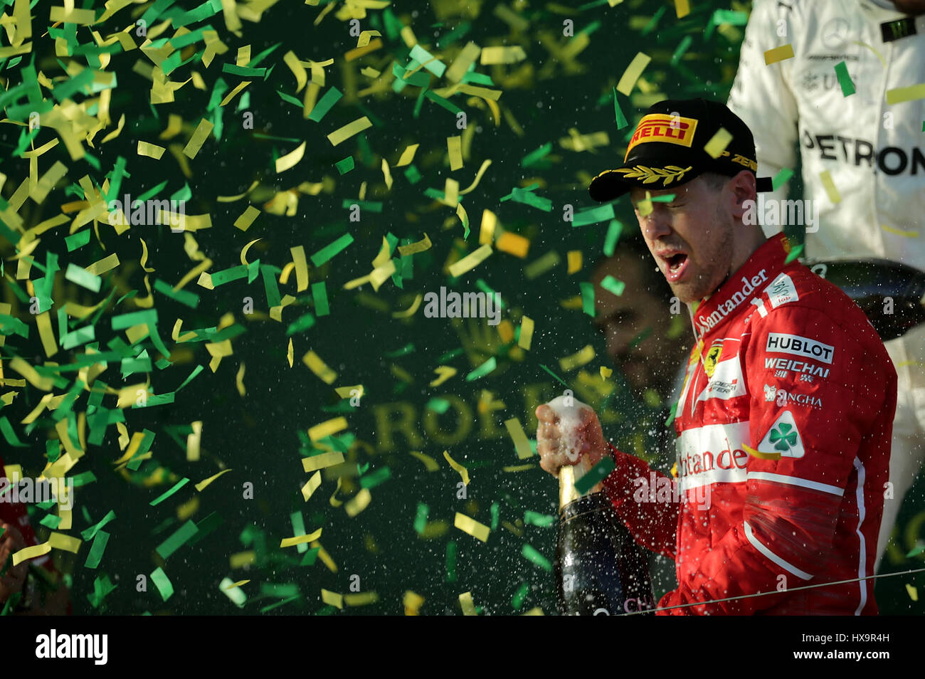 Melbourne, Australien. 26. März 2017.  Formel 1 Rolex Australian Grand Prix, 23. -26.03.2017 Podium in Melbourne: Sieger Sebastian Vettel (GER #5), Scuderia Ferrari, 2. Platz Für Lewis Hamilton (GB #44), Mercedes AMG Petronas Formula One Team, 3. Platz Für Valtteri Bottas (FIN #77), Mercedes AMG Petronas Formula One Team Credit: Cronos/Alamy Live News Stockfoto