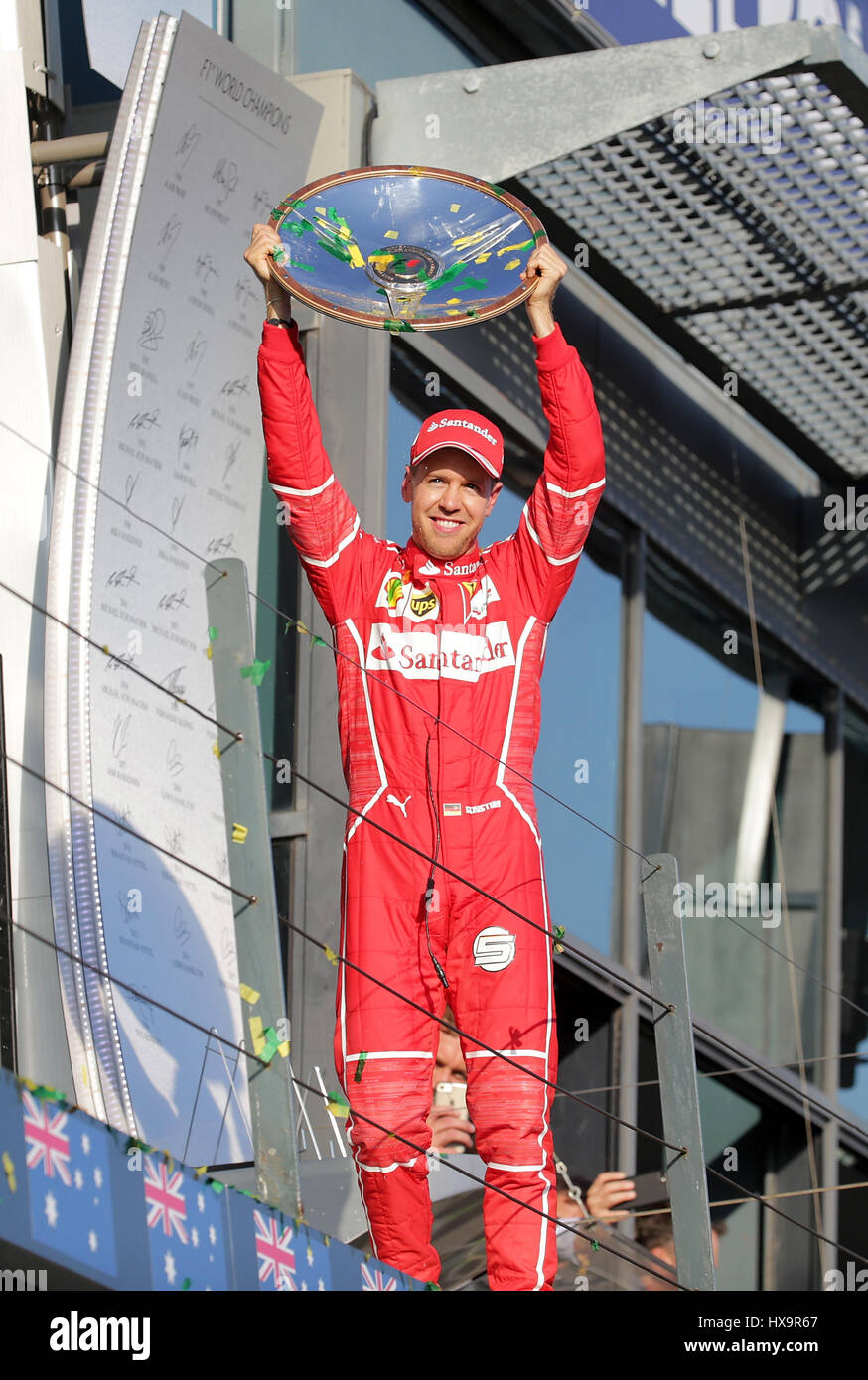 Melbourne, Australien. 26. März 2017.  Formel 1 Rolex Australian Grand Prix, 23. -26.03.2017 Podium in Melbourne: Sieger Sebastian Vettel (GER #5), Scuderia Ferrari, 2. Platz Für Lewis Hamilton (GB #44), Mercedes AMG Petronas Formula One Team, 3. Platz Für Valtteri Bottas (FIN #77), Mercedes AMG Petronas Formula One Team Credit: Cronos/Alamy Live News Stockfoto