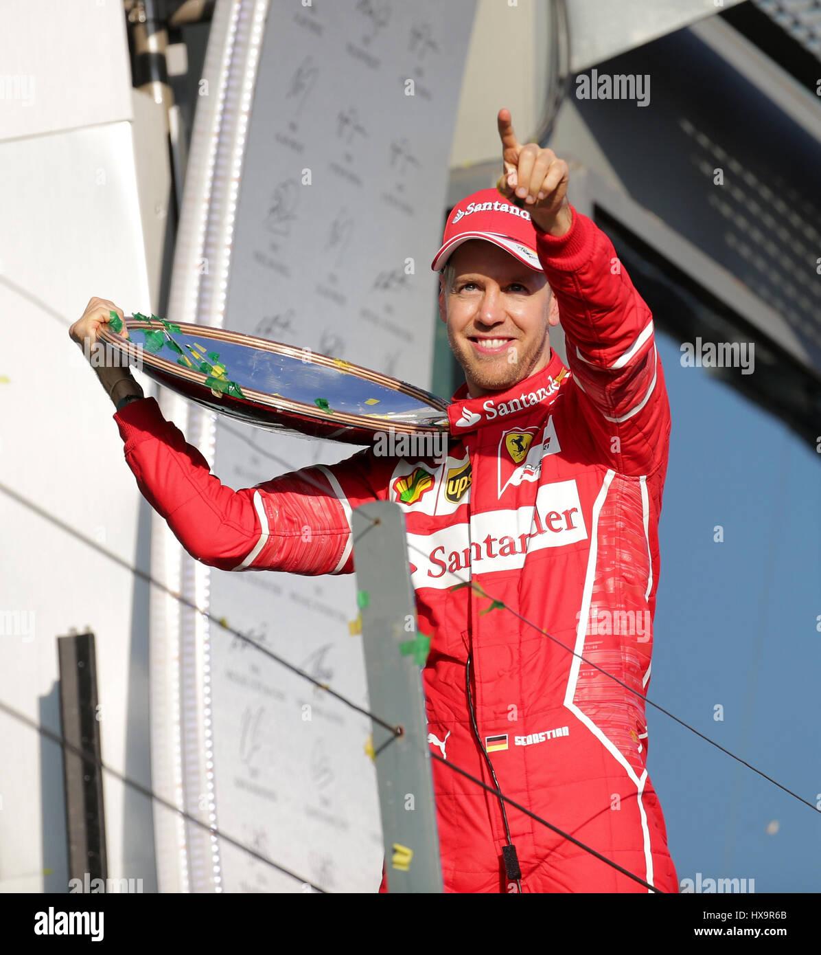 Melbourne, Australien. 26. März 2017.  Formel 1 Rolex Australian Grand Prix, 23. -26.03.2017 Podium in Melbourne: Sieger Sebastian Vettel (GER #5), Scuderia Ferrari, 2. Platz Für Lewis Hamilton (GB #44), Mercedes AMG Petronas Formula One Team, 3. Platz Für Valtteri Bottas (FIN #77), Mercedes AMG Petronas Formula One Team Credit: Cronos/Alamy Live News Stockfoto