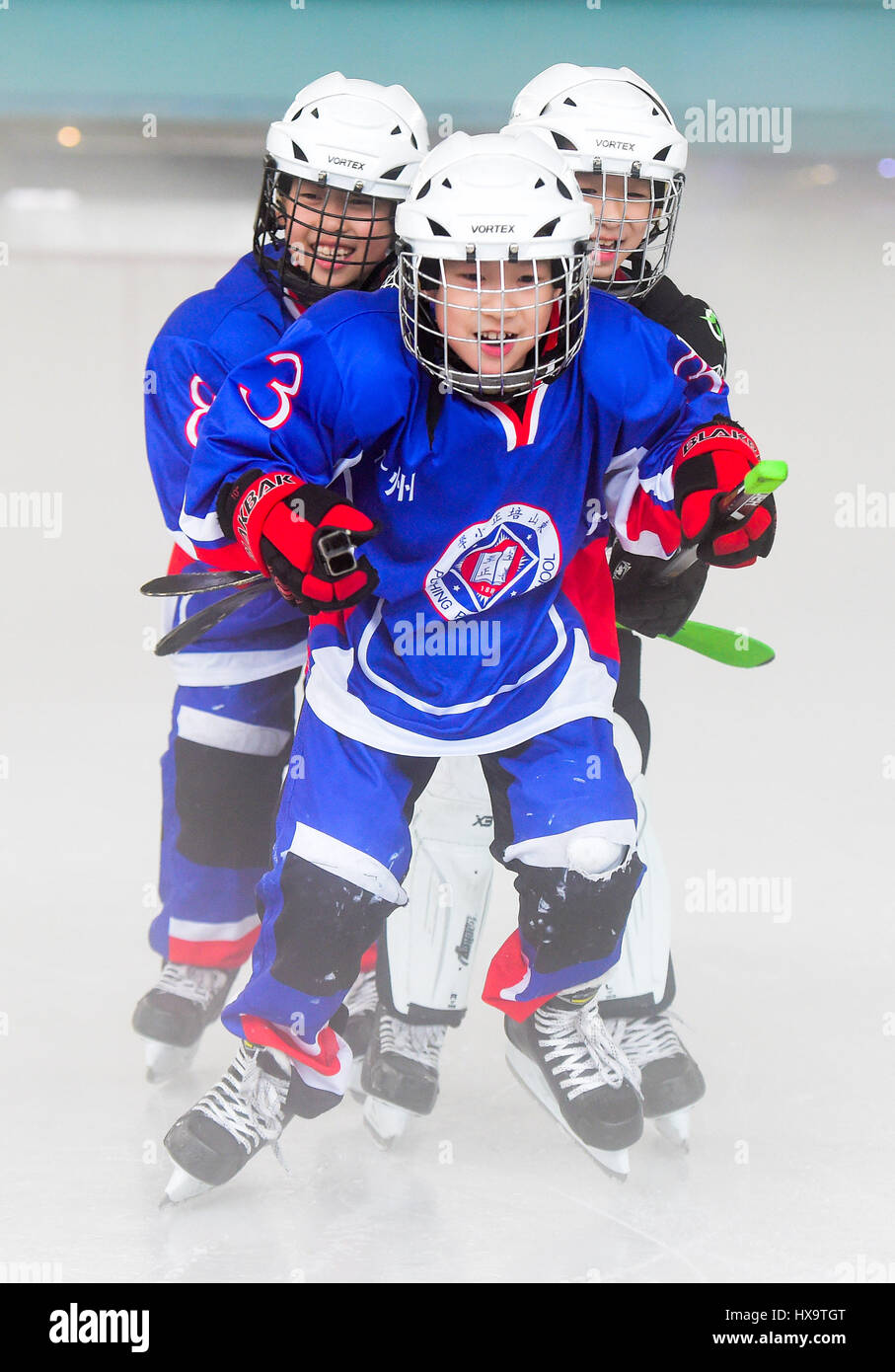 (170326)--GUANGZHOU, 26. März 2017 (Xinhua)--(von L bis R) Han Mingze, Luo Honghao und Lin Hanfei der Inline-Hockey Mannschaft von Guangzhou Pui Ching Grundschule besuchen eine Trainingseinheit auf der Eisbahn in Guangzhou, Hauptstadt der südchinesischen Provinz Guangdong, 12. März 2017. Wenn für das Jahr 2022 Olympischen Winterspiele, China soll 300 Millionen Menschen im Land zur Teilnahme an Wintersport, einschließlich der im Süden lebenden ermutigen und Westchina bieten. Guangdong Teilnahme an etwa 400.000 Menschen-Zeiten im Wintersport jährlich. Jetzt gibt es zwei indoor Eisbahnen in Guangzhou ein Stockfoto