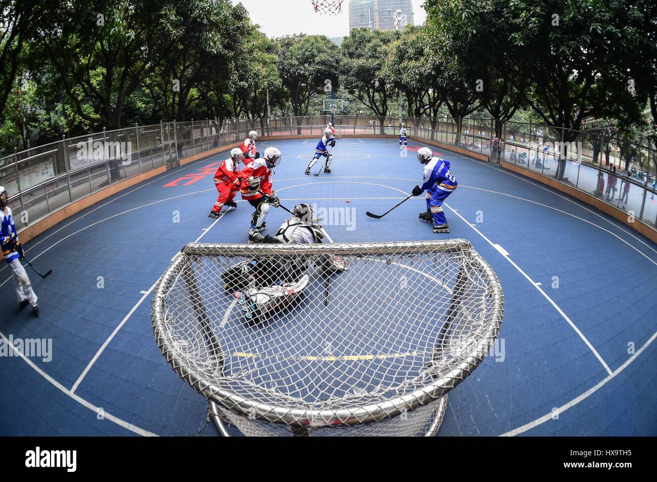 (170326)--GUANGZHOU, 26. März 2017 (Xinhua)--Spieler Inline-Hockey-Mannschaft aus Guangzhou Nr. 41 Mittelschule besuchen eine Trainingseinheit in eine Eisbahn in Guangzhou, Hauptstadt der südchinesischen Provinz Guangdong, am 16. März 2017. Guangzhou-Nr. 41-Mittelschule hat 3 Roller Eislaufplätze und kaufte einige Gänge der Inline-Hockey in den letzten Jahren gebaut.       Wenn für das Jahr 2022 Olympischen Winterspiele, China soll 300 Millionen Menschen im Land zur Teilnahme an Wintersport, einschließlich der im Süden lebenden ermutigen und Westchina bieten. Guangdong Teilnahme an etwa 400.000 Menschen-Zeiten Stockfoto