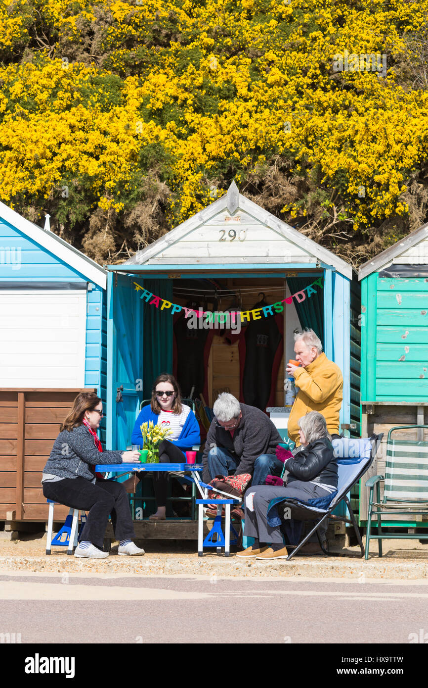 Bournemouth, Dorset, UK. 26. März 2017. UK-Wetter: schöner warmer, sonniger Tag als Familien nehmen Mama ans Meer zu feiern Muttertag und machen das Beste aus der Sonne an den Stränden von Bournemouth. Familie feiern Muttertag an der Strandhütte. Bildnachweis: Carolyn Jenkins/Alamy Live-Nachrichten Stockfoto