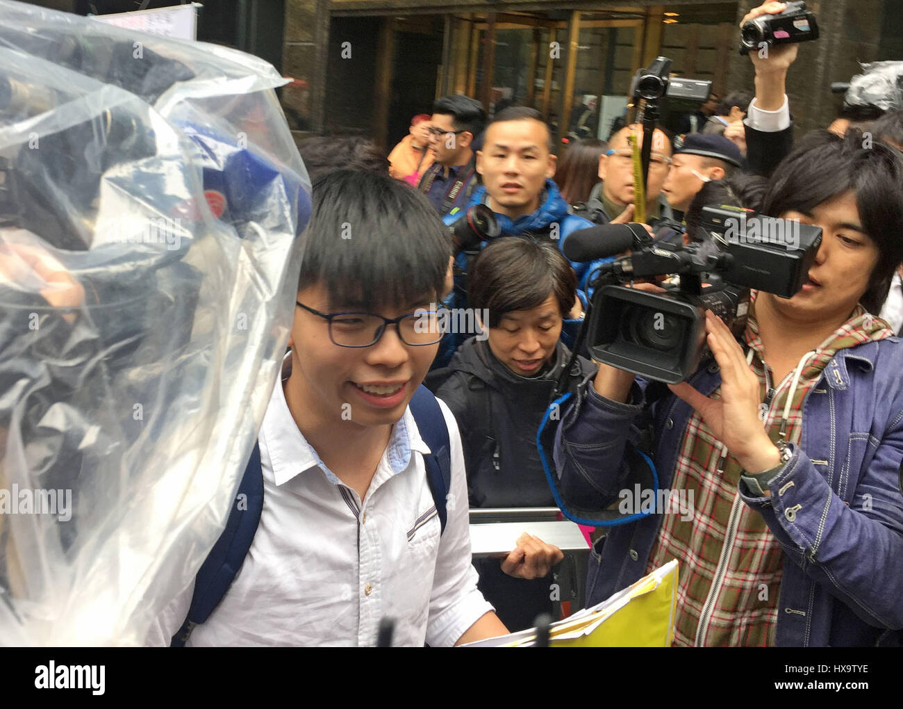 Studentenführer Joshua Wong (l) führt einen Protest zum Convention Center während der Wahlen von Carrie Lam als neuer Regierungschef in Hong Kong, China, 26 März-207. Prominente in Hongkong, ist Carrie Lam, der neue Leiter der chinesischen Sonderverwaltungszone der neue Regierungschef in Hongkong ernannt worden. Foto: Christy Choi/dpa Stockfoto