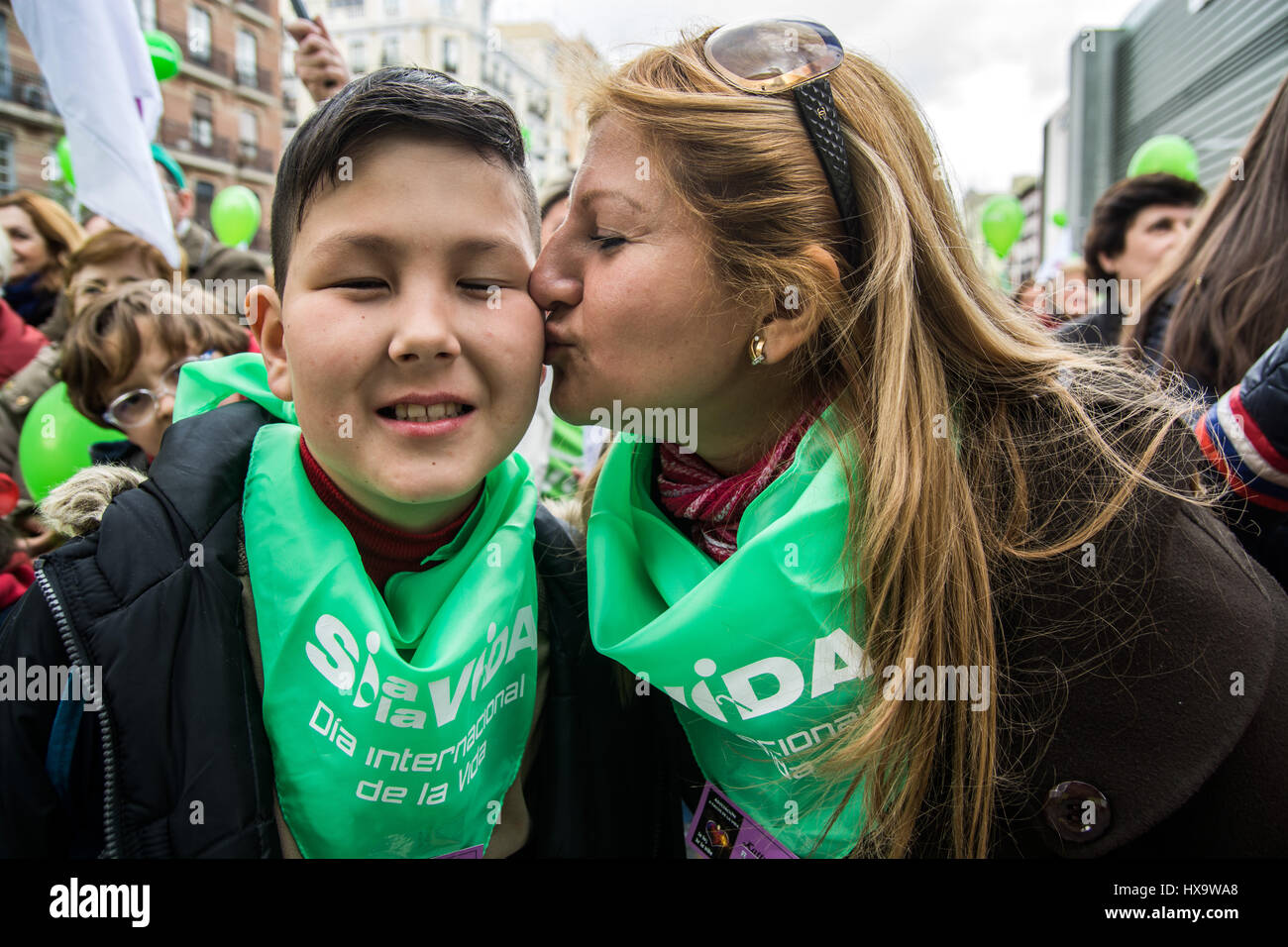 Madrid, Spanien. 26. März 2017. Eine Frau küssen ihr Sohn während einer Protestaktion gegen die Abtreibung auf den internationalen Tag des Leben Kredit: Marcos del Mazo/Alamy Live News Stockfoto