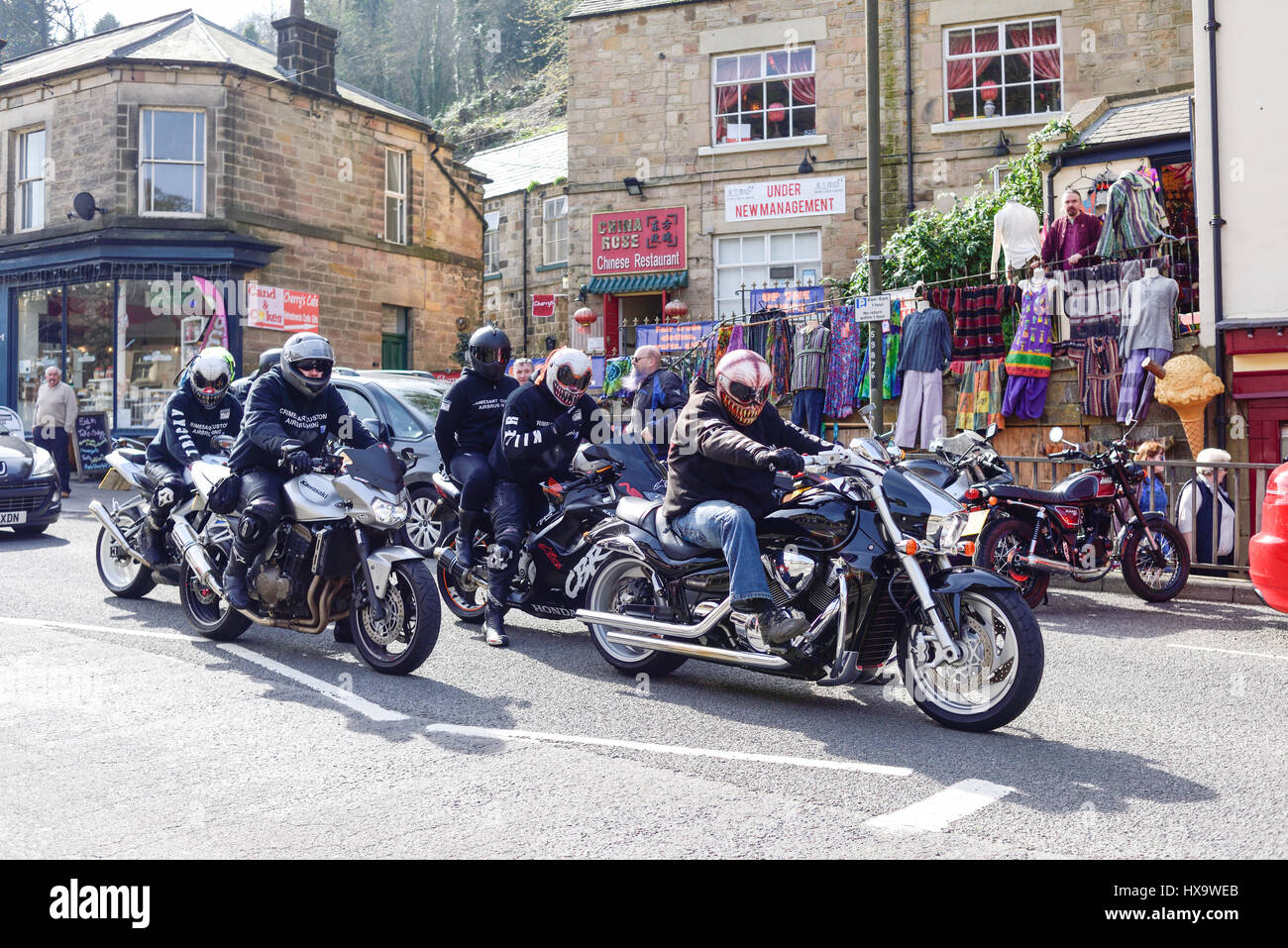 Matlock Bath, Derbyshire, UK. 26. März 2017. Die Frühlingssonne bringt die Ausflügler und Motorradfahrer, die Spa Stadt Matlock, der an den Ufern des Flusses Derwent sitzt. Bildnachweis: Ian Francis/Alamy Live-Nachrichten Stockfoto