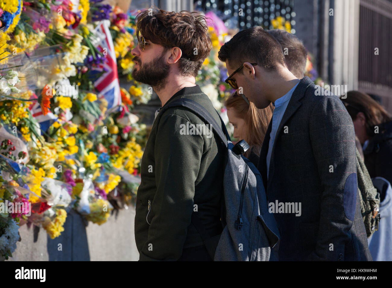 London, UK. 25. März 2017. Frühling Blumen außerhalb der Umzäunung des Palace of Westminster in Gedenken an die Opfer von Terror-Anschlag auf Westminster am 22. März angeordnet. Bildnachweis: Mark Kerrison/Alamy Live-Nachrichten Stockfoto