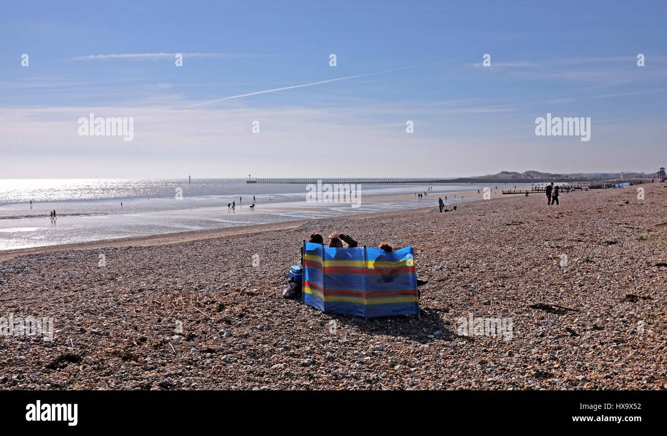 Brighton, Sussex, UK. 26. Februar 2017. Menschen machen das Beste aus der späten Nachmittagssonne am Strand von Littlehampton in West Sussex nach einem weiteren Tag des guten Wetters in ganz Großbritannien Credit: Simon Dack/Alamy Live News Stockfoto
