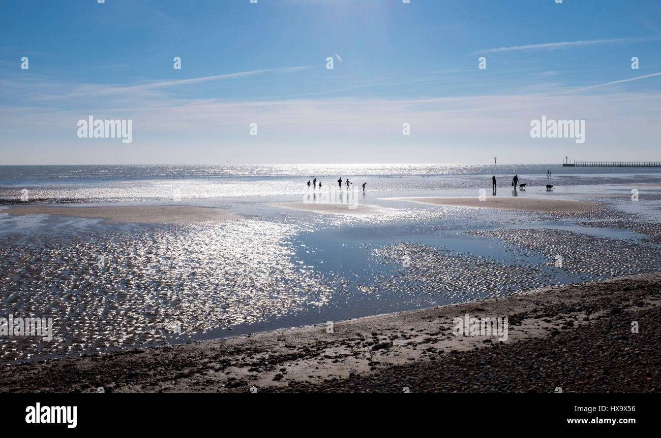 Brighton, Sussex, UK. 26. Februar 2017. Menschen machen das Beste aus der späten Nachmittagssonne am Strand von Littlehampton in West Sussex nach einem weiteren Tag des guten Wetters in ganz Großbritannien Credit: Simon Dack/Alamy Live News Stockfoto