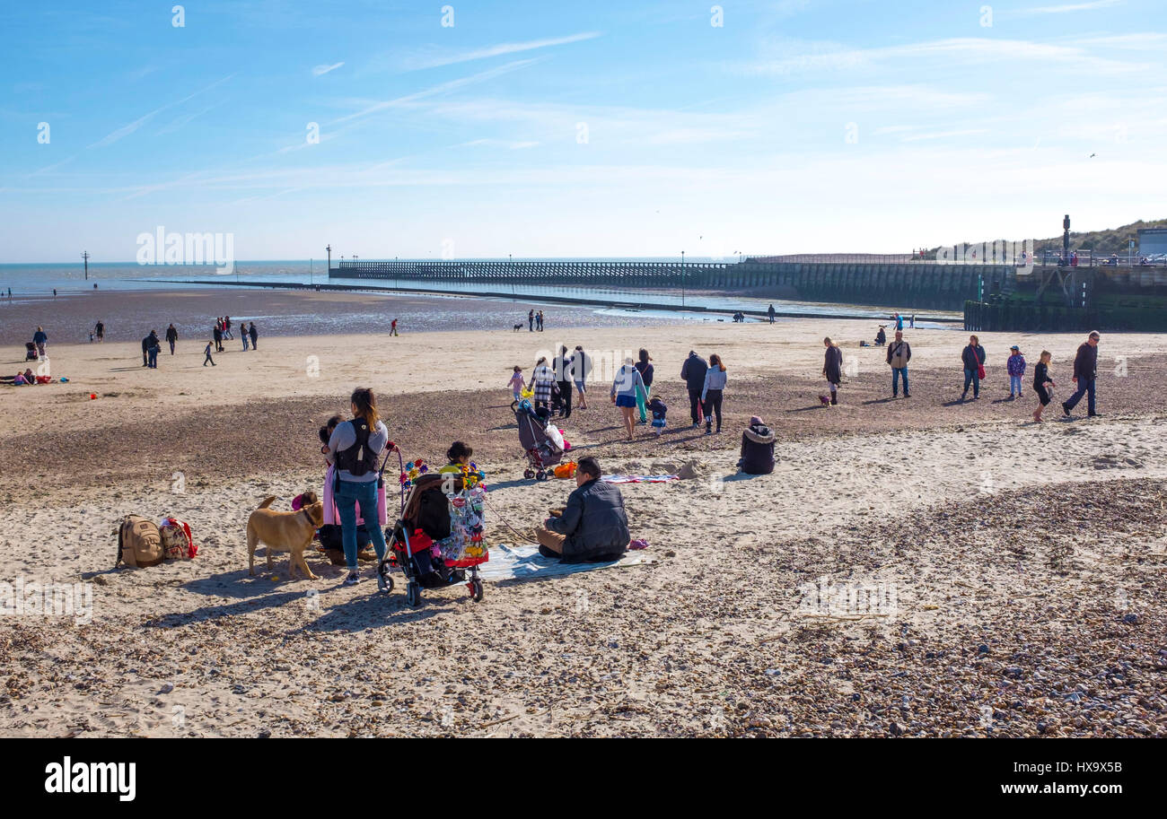 Brighton, Sussex, UK. 26. Februar 2017. Menschen machen das Beste aus der späten Nachmittagssonne am Strand von Littlehampton in West Sussex nach einem weiteren Tag des guten Wetters in ganz Großbritannien Credit: Simon Dack/Alamy Live News Stockfoto