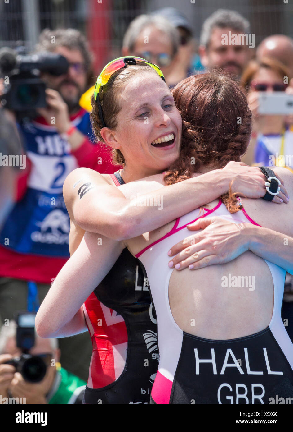 Britische Triathleten Jessica Learmonth und Lucy Hall. Stockfoto