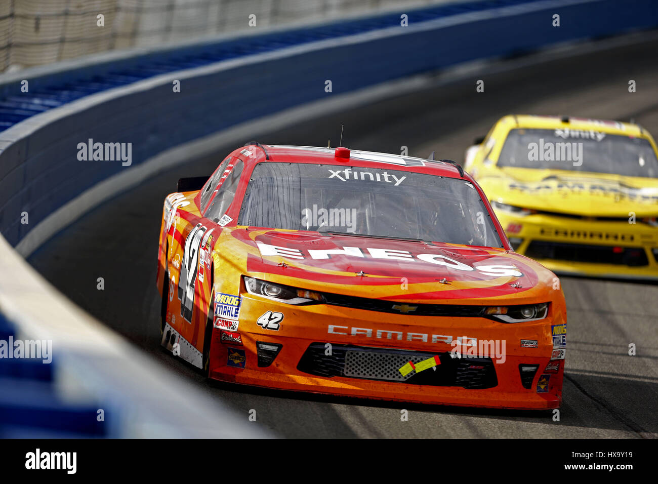 Fontana, Kalifornien, USA. 25. März 2017. 25. März 2017 - Fontana, Kalifornien, USA: Kyle Larson (42) Schlachten für Position während der NASCAR Xfinity Serie NXS 300 auf Auto Club Speedway in Fontana, Kalifornien. Bildnachweis: Justin R. Noe Asp Inc/ASP/ZUMA Draht/Alamy Live-Nachrichten Stockfoto