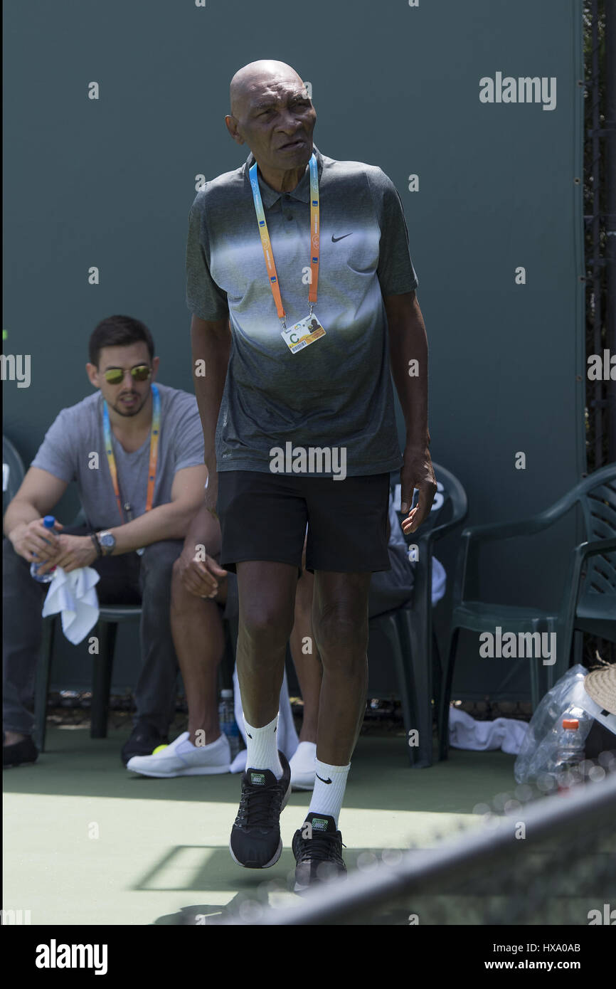 Miami, FL, USA. 26. März 2017. März 26 - MIAMI, FL: Eine kränkliche Richard Williams tritt Venus Williams(USA) auf Platz für ihr Warm-up vor ihrem Match gegen Patricia Maria WIG (ROU) bei den 2017 Miami Open in Key Biscayne, FL. Credit: Andrew Patron/ZUMA Draht/Alamy Live News Stockfoto