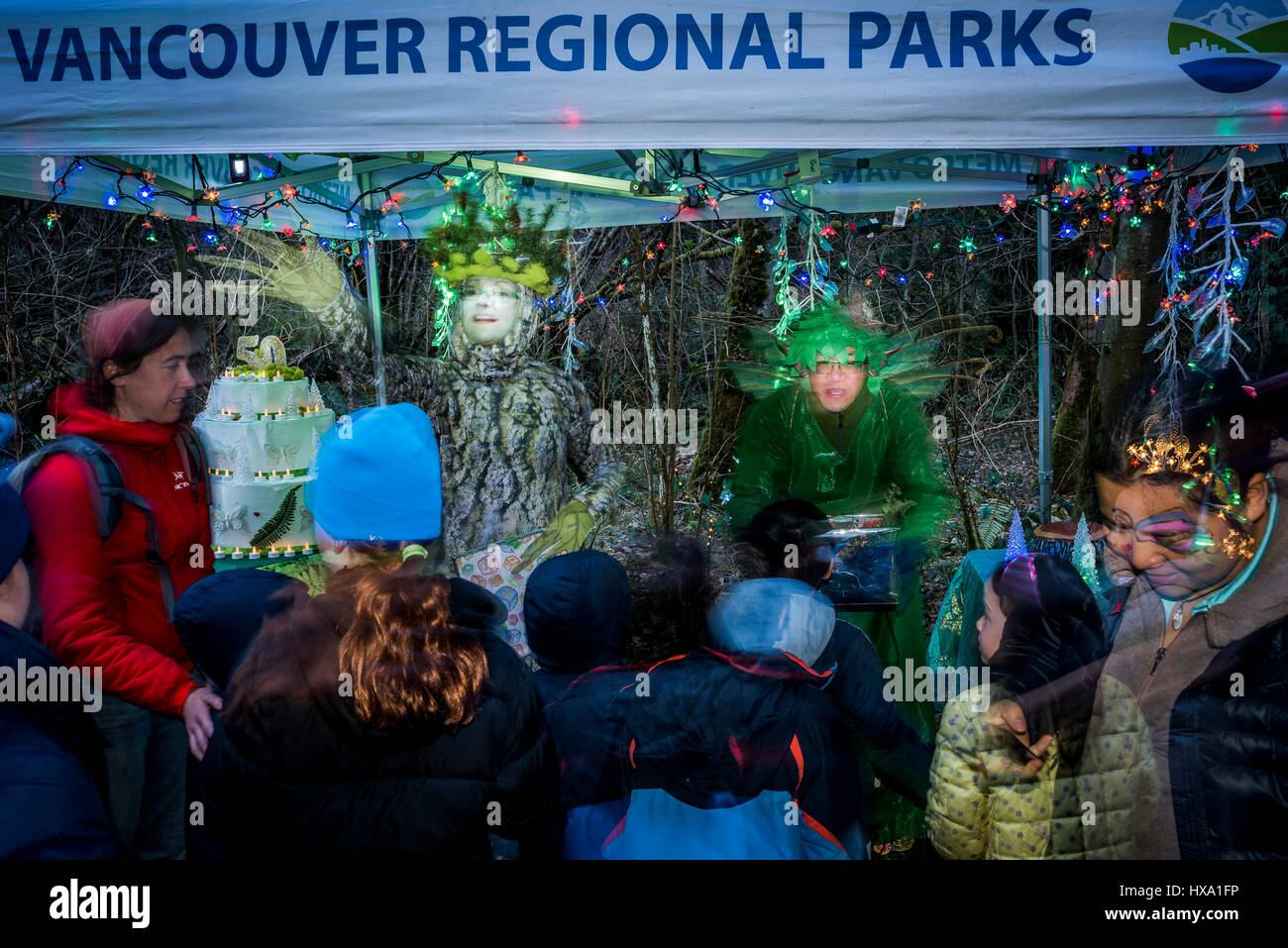 Vancouver, BC, Kanada. 25. März 2017. Wald Feen unterhalten bei Nacht Quest Natur Laterne Event, Pacific Spirit Regional Park, Vancouver, Britisch-Kolumbien, Kanada. Bildnachweis: Michael Wheatley/Alamy Live-Nachrichten Stockfoto