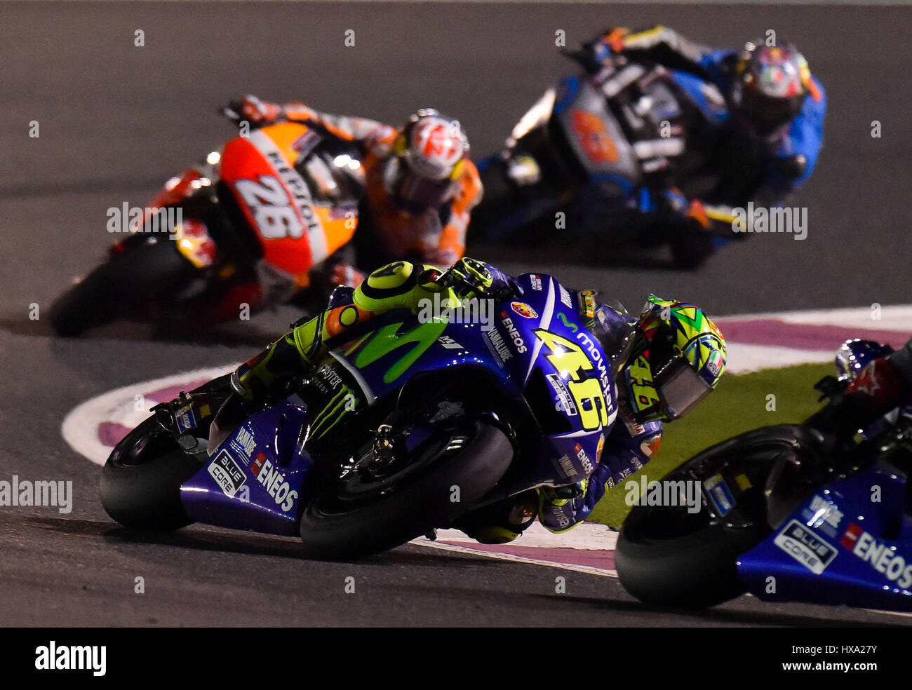 Doha, Katar. 26. März 2017. Movistar Yamaha MotoGP Italiener Valentino Rossi(46) steuert sein Fahrrad im Finale der 2017 FIM MotoGP Grand Prix von Katar auf dem Losail International Circuit in Doha, der Hauptstadt von Katar, am 26. März 2017. Rossi belegte den dritten Platz. Bildnachweis: Nikku/Xinhua/Alamy Live-Nachrichten Stockfoto