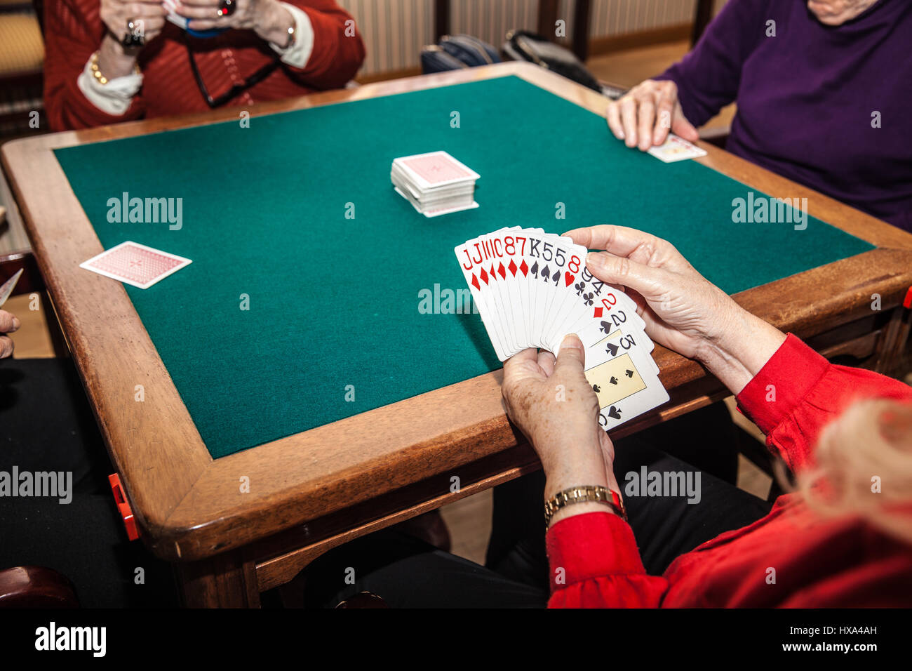 alte Leute spielen Bridge-Spiel Stockfoto