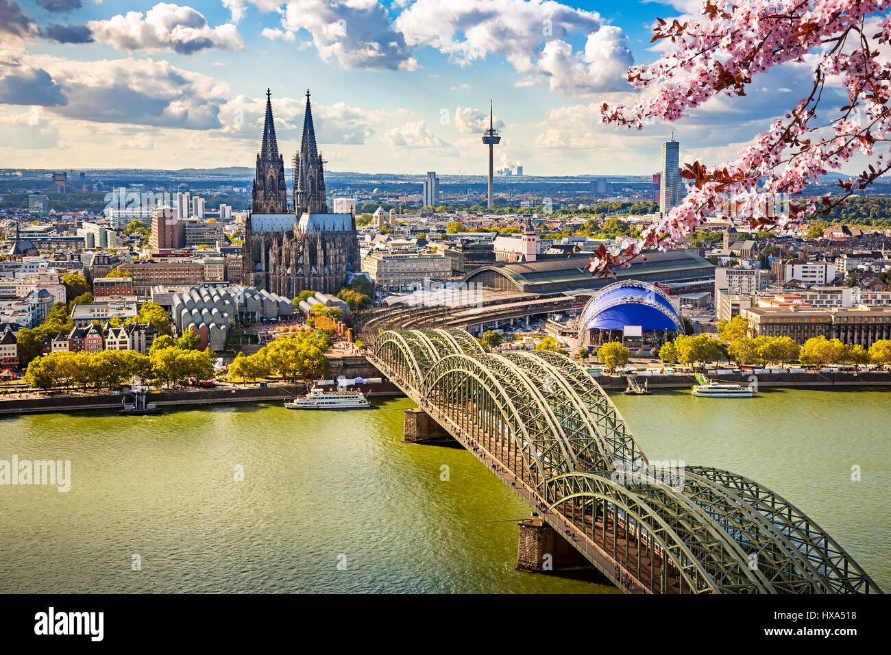 Luftaufnahme von Köln im Frühjahr Stockfoto