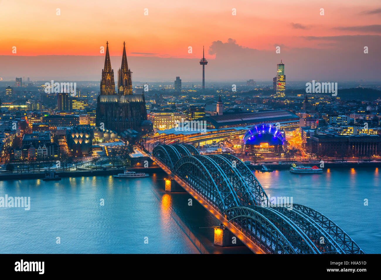 Köln in der Abenddämmerung Stockfoto