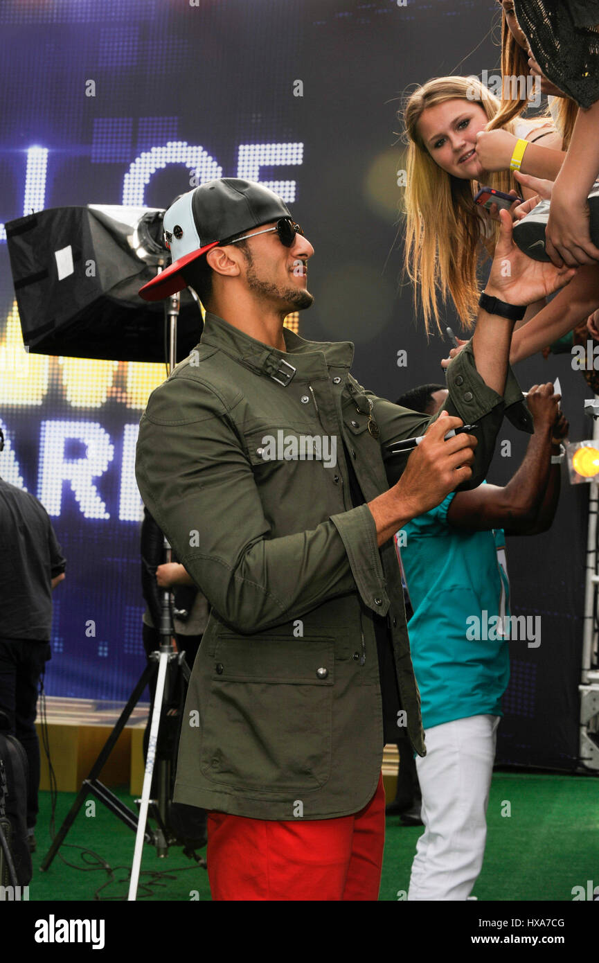 NFL San Francisco 49ers Quarterback Colin Kaepernick Autogramme bei den 4. jährliche Cartoon Network Halle von Game Awards Barker Hangar am 15. Februar 2014 in Santa Monica, Kalifornien. Stockfoto