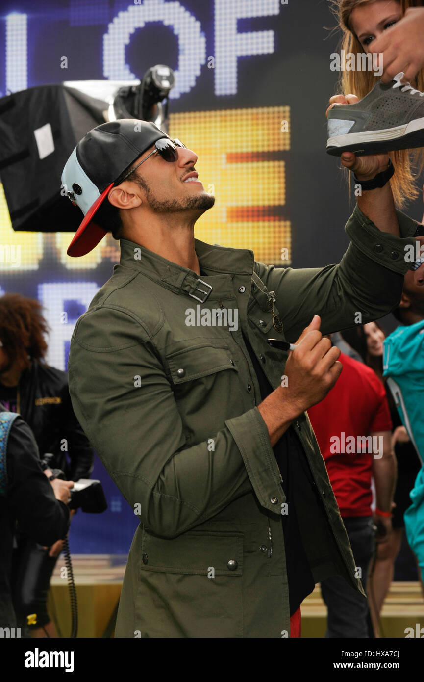NFL San Francisco 49ers Quarterback Colin Kaepernick Autogramme bei den 4. jährliche Cartoon Network Halle von Game Awards Barker Hangar am 15. Februar 2014 in Santa Monica, Kalifornien. Stockfoto