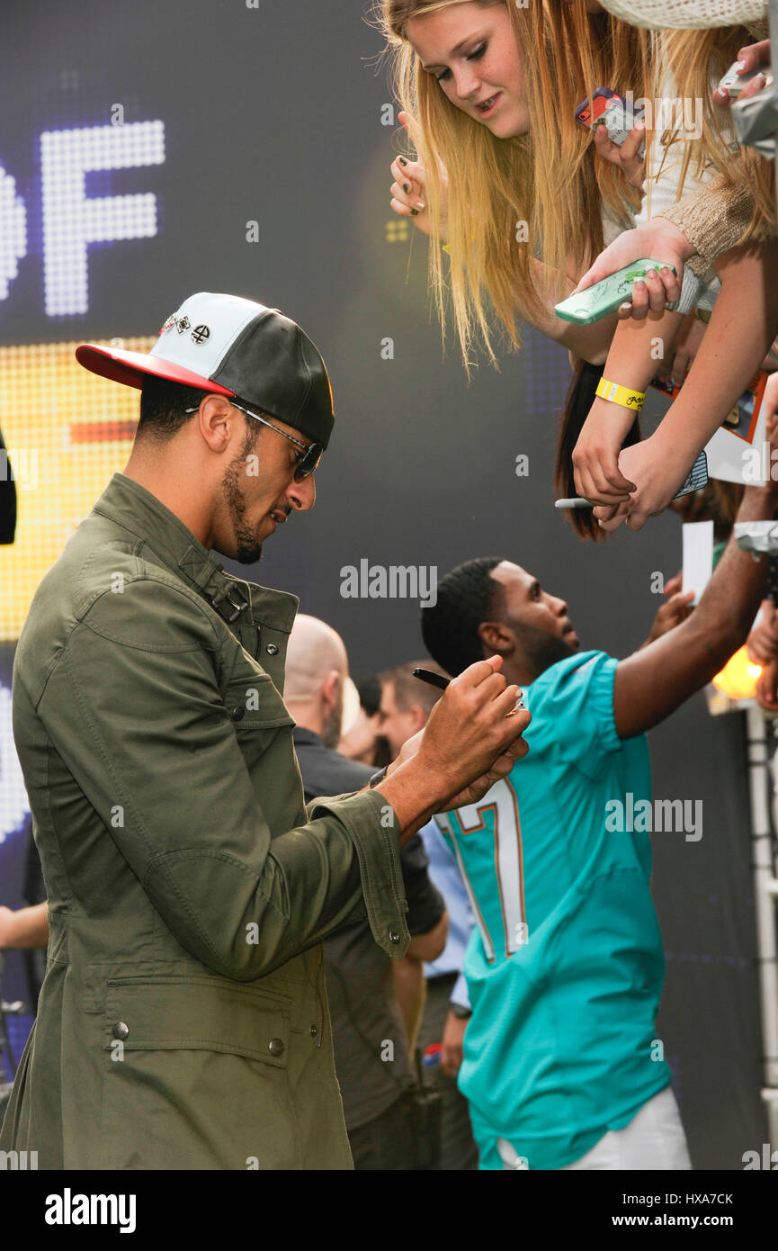 NFL San Francisco 49ers Quarterback Colin Kaepernick Autogramme bei den 4. jährliche Cartoon Network Halle von Game Awards Barker Hangar am 15. Februar 2014 in Santa Monica, Kalifornien. Stockfoto