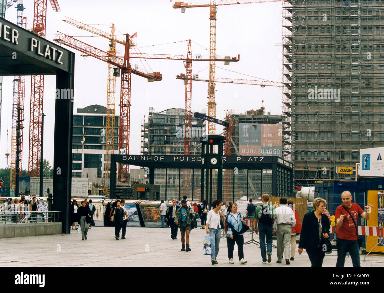 BERLIN 2005 Baukräne am Potsdamer Platz verleihen der Stadt ein neues und mehr Modem image Stockfoto