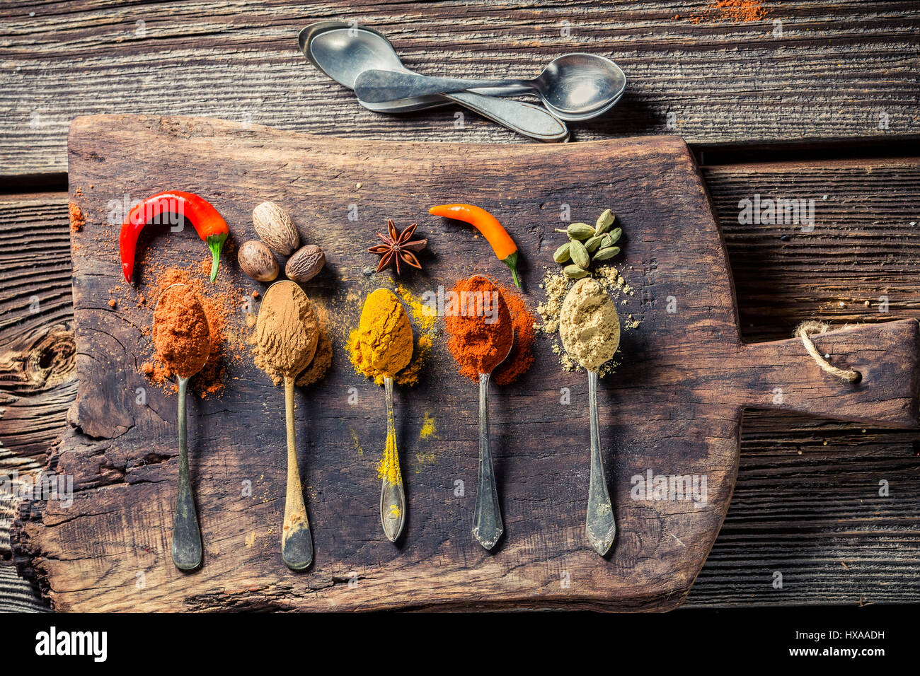 Schmackhafte Kräuter und Gewürze auf alten Tisch Stockfoto