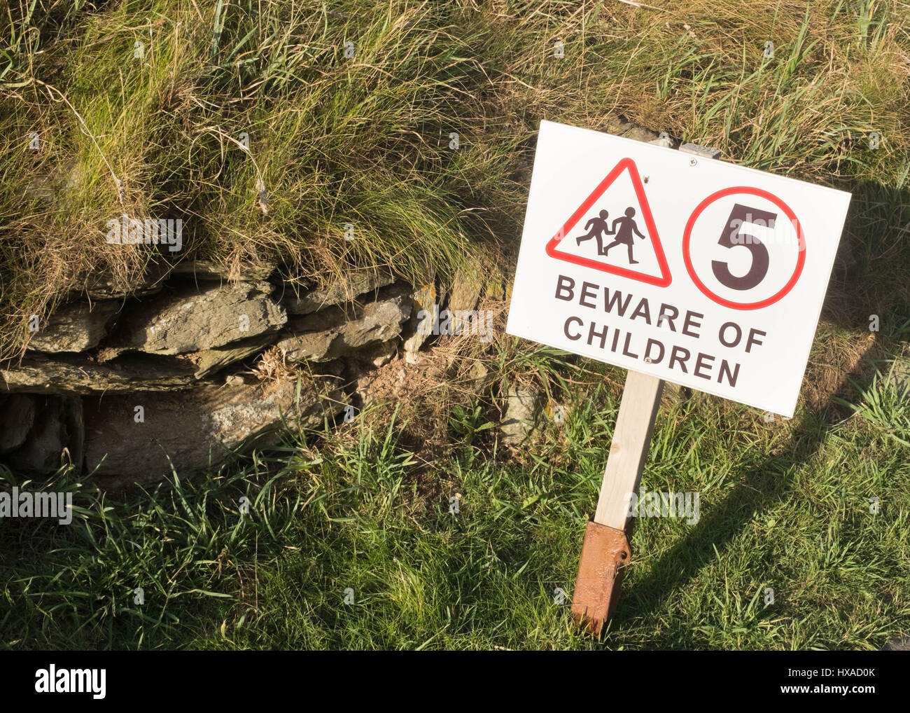 Farbfoto von einer Gefahr Warnung Schild mit der Aufschrift Vorsicht von Kindern. Vor erschossen. Stockfoto