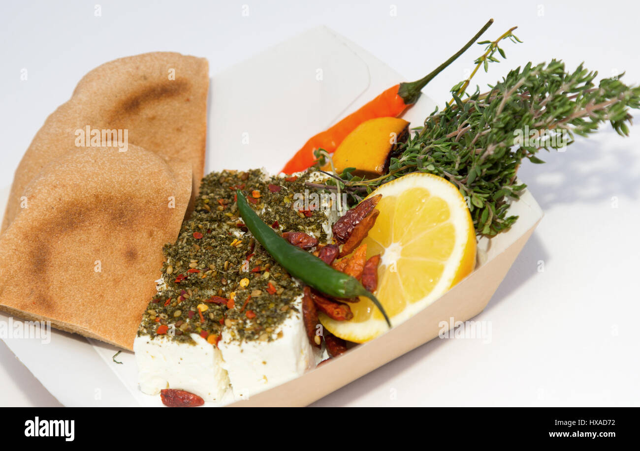 Mezze Teller der nahöstlichen street Food einschließlich Pitta, gebackene Feta mit za'atar, Paprika, Thymian und Zitrone Stockfoto