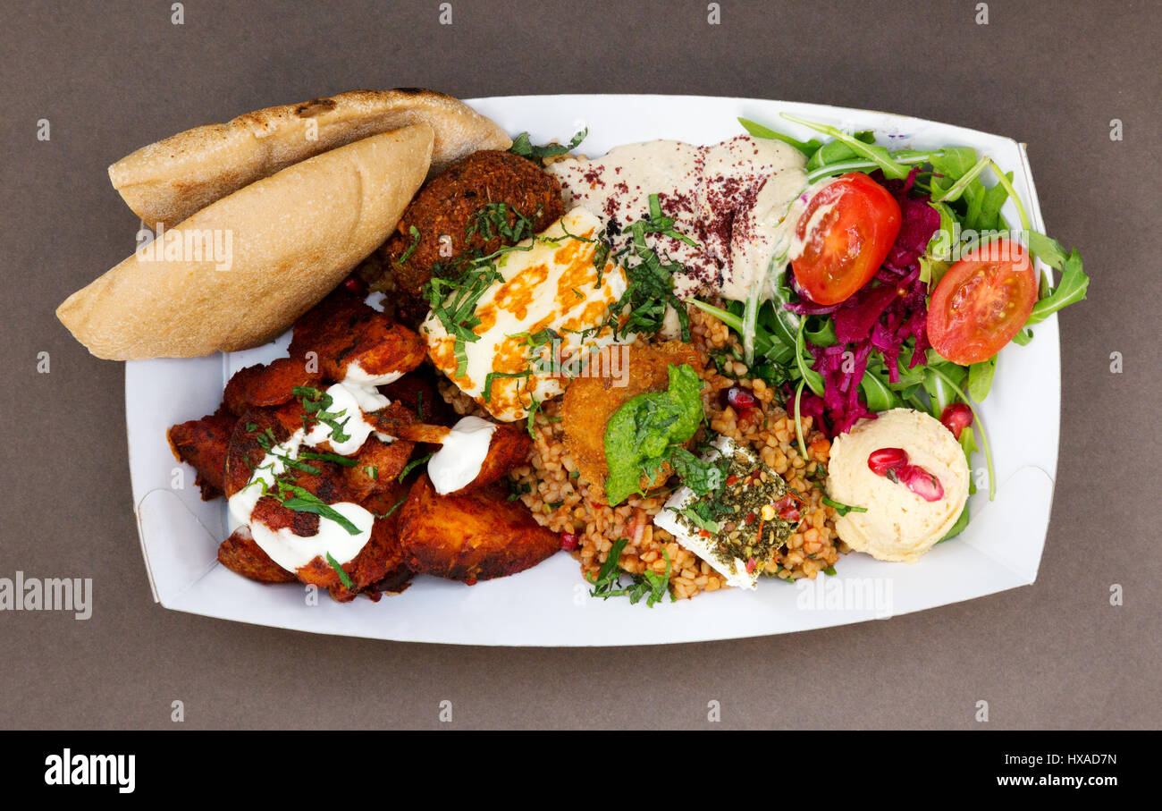 Mezze Teller, Pitta-Brot, Braten, Kartoffel, Kürbis Pfannkuchen, Hummus, gebackene Feta-Käse, gebratenem Haloumi, Bulgar Weizen-Salat, - Mittlerer Osten Essen Stockfoto