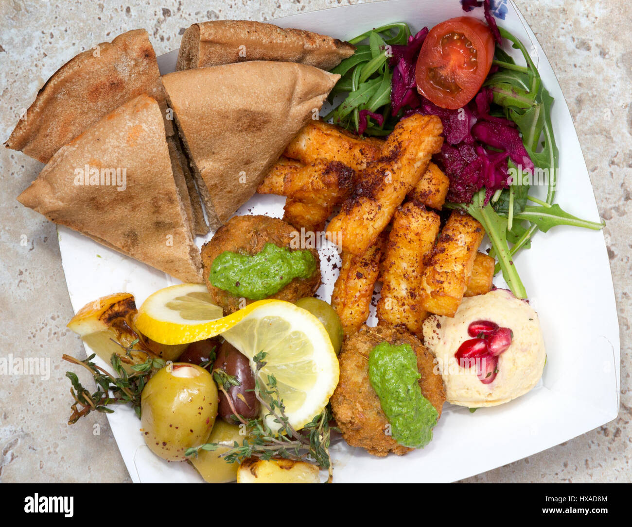 Lebensmittel - Nahen Osten Essen, vegetarisches Essen Auswahl verschiedener Mezze alle verfügbaren als Speisen zum mitnehmen, UK Stockfoto