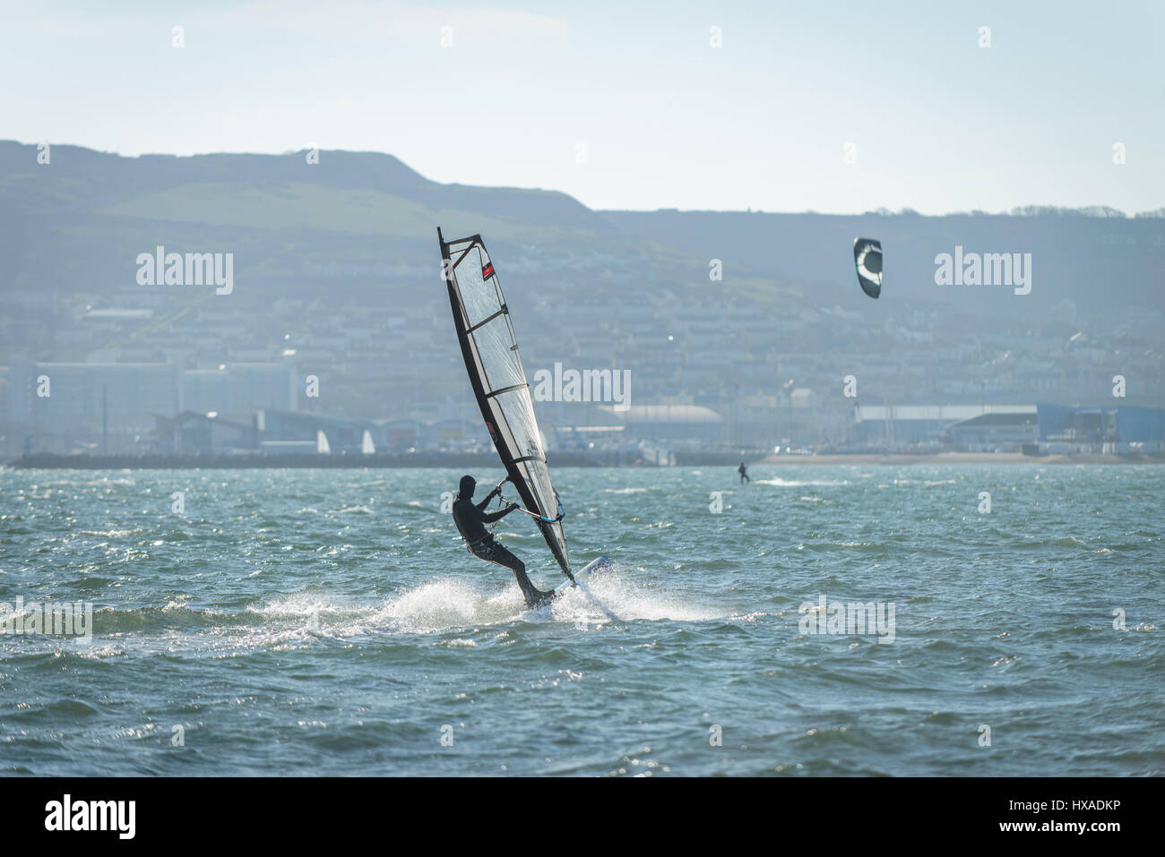 Hafen von Portland, Dorset, UK. 26. März 2017. Ein Mann Windsurfen an einem knackigen windigen Sonnentag in Portland Harbour auf Mothering Sunday.  © Dan Tucker/Alamy Live-Nachrichten Stockfoto