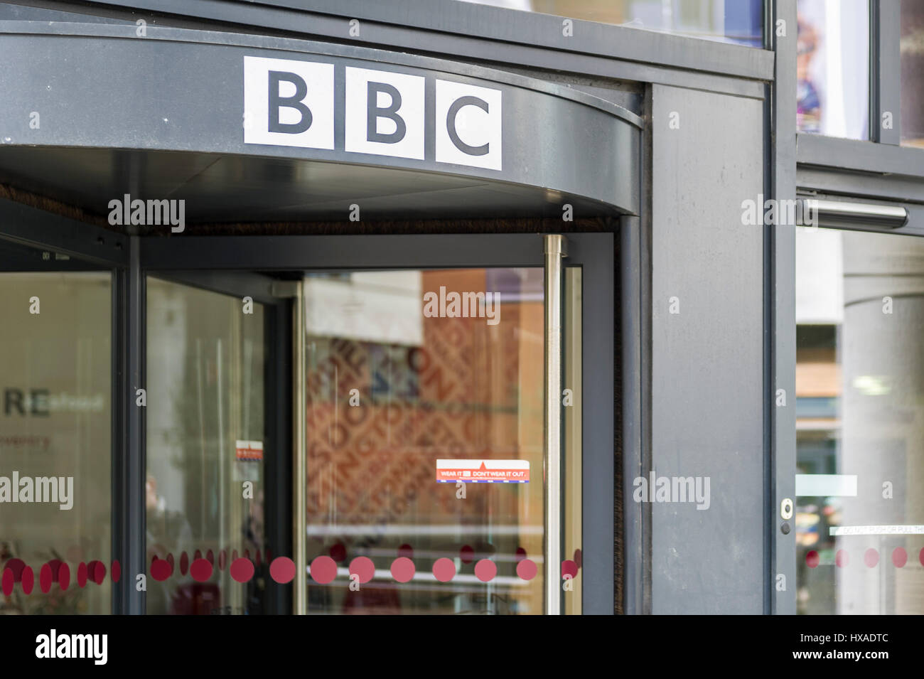 BBC-Logo auf einem BBC-Gebäude in Coventry, West Midlands, Großbritannien. Stockfoto